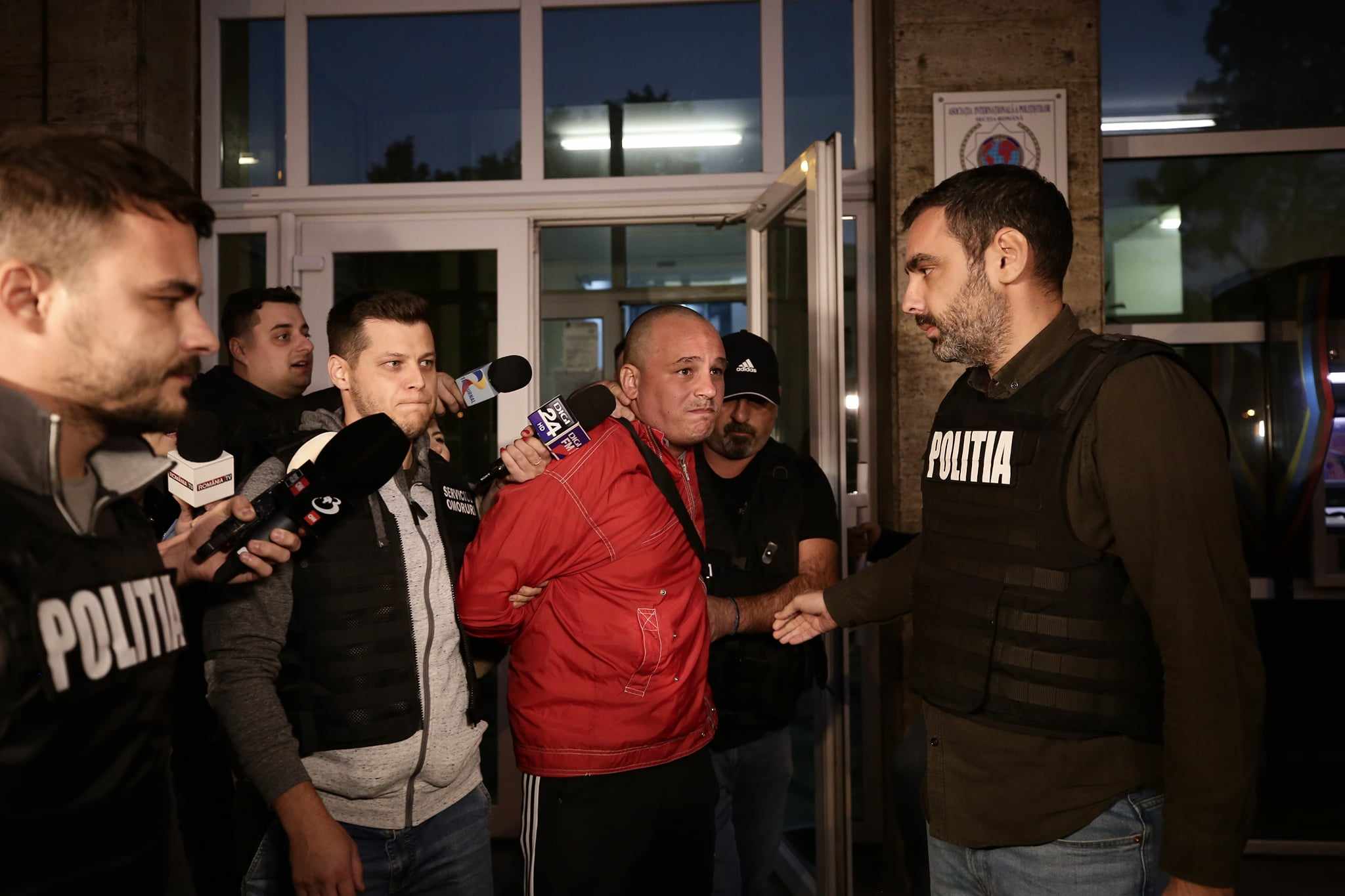Caz șocant în București: O femeie a murit după ce a fost stropită cu benzină și incendiată de către nepotul ei, în scara unui bloc din sectorul 6