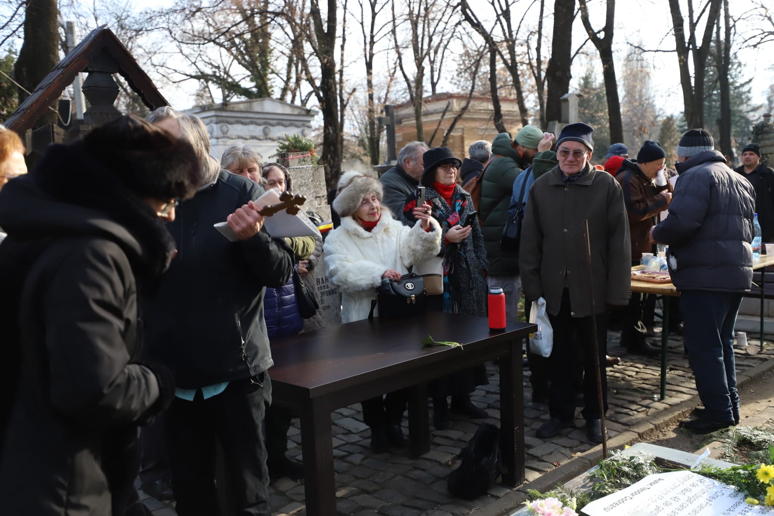 Furt la mormântul lui Mihai Eminescu din București, în ziua în care românii au sărbătorit 175 de ani de la nașterea poetului: „Am dat o groază de bani”