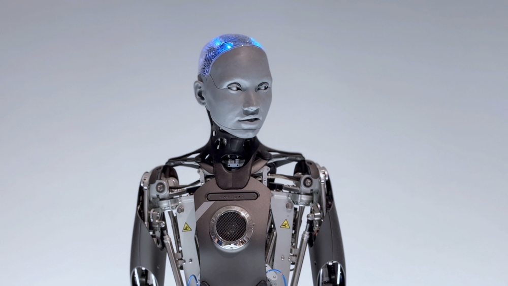 Videón a robottámadás, hasba rúgott egy gyereket a droid – Döntse el, hogy szándékos volt-e