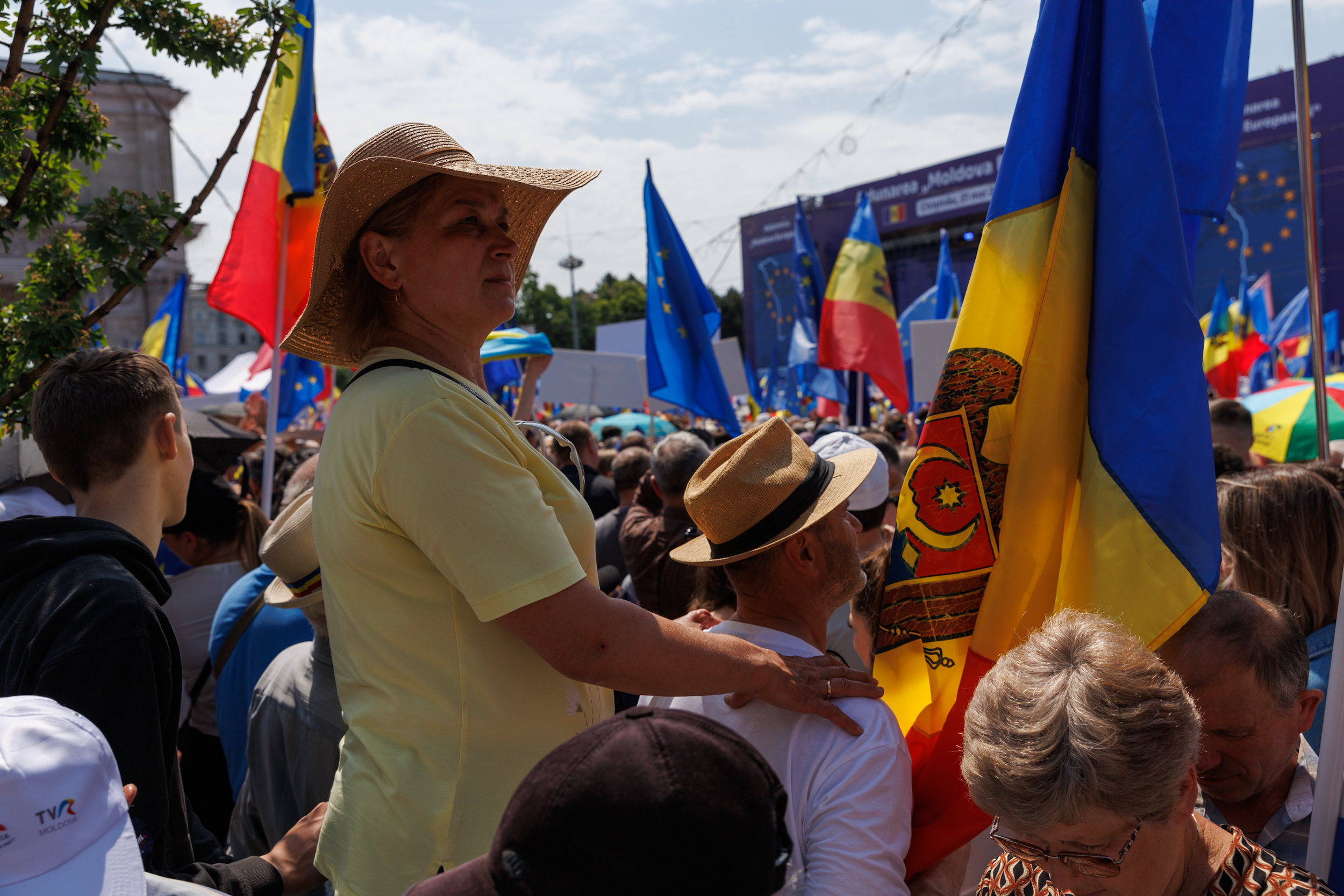 REPORTAJ. Marșul moldovenilor spre Vest a trecut peste șoselele pavate de sovietici. Libertatea a mers cu un autocar cu manifestanți spre piața din Chișinău în care 80.000 de oameni au strigat că vor în Europa