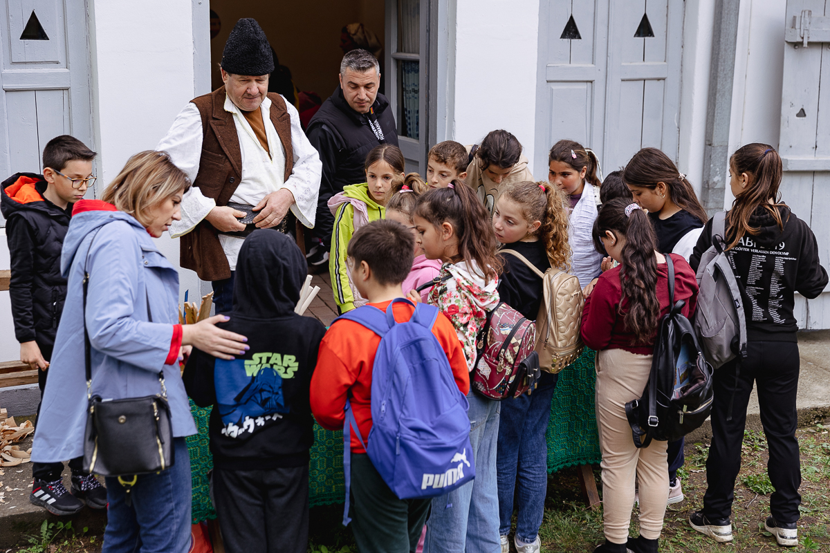 De Paști, la Muzeul Satului Vrâncean, sute de copii au lăsat smartphone-ul și au pus mâna pe chișiță, să încondeieze ouă. „Unii chiar au îndemânare, au ieșit lucruri faine”