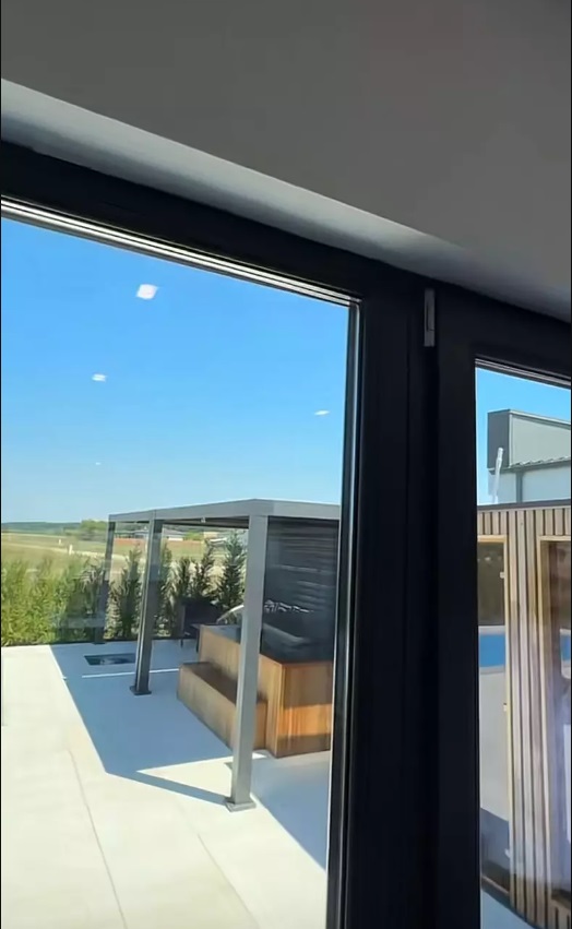 Imagini cu vila lui Marcel Andrei de la „Insula Iubirii”. Casa are trei dormitoare, dar și piscină și jacuzzi