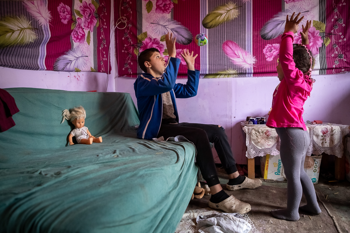 Monica Şamu trăieşte de-o viaţă în favela Sibiului şi speră ca măcar nepoata ei să aibă parte de “condiţii mai bune”. Promisiunea uitată a preşedintelui