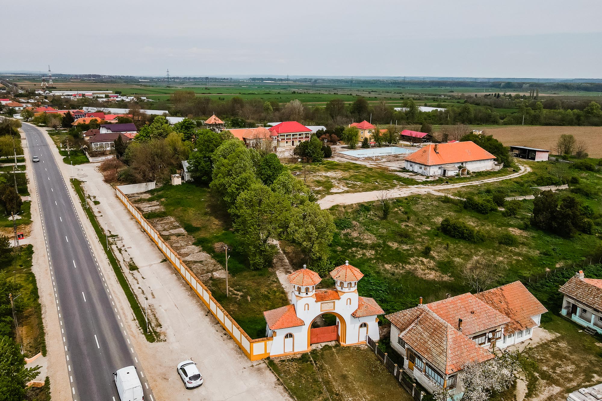 Conacul Romano din Pleșoiu, fostă tabără de pionieri și locuinţă a nepotului lui Ceauşescu, scos la vânzare. Care e prețul