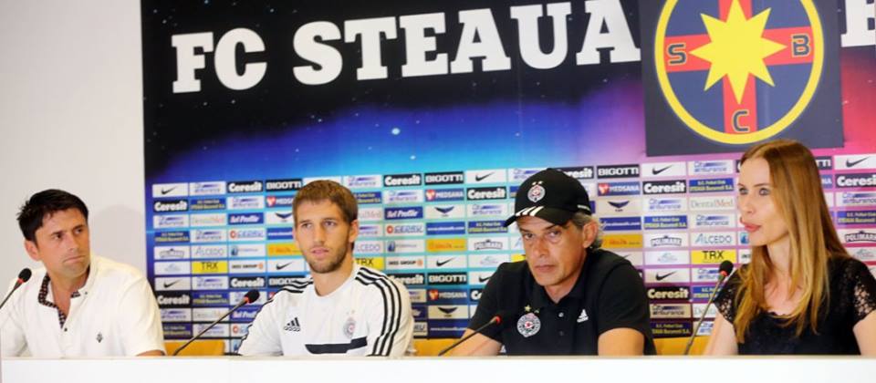 Sârbii de la Partizan s-au delectat înaintea meciului cu Steaua răsfoind reviste cu femei sexy. Ce frumuseți au în delegație! / VIDEO