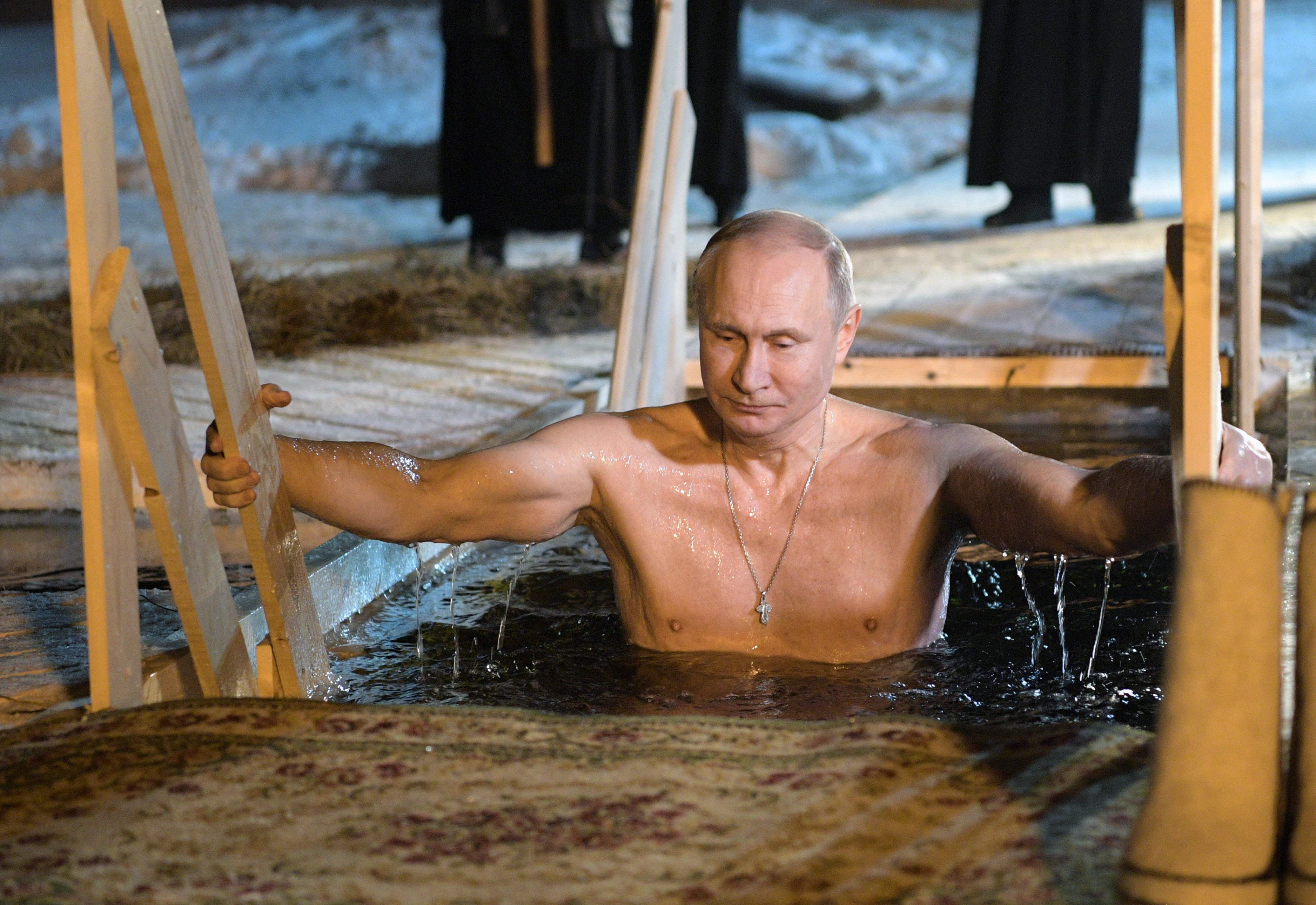FOTO | Vladimir Putin, la bustul gol. Președintele rus a făcut baie într-un lac