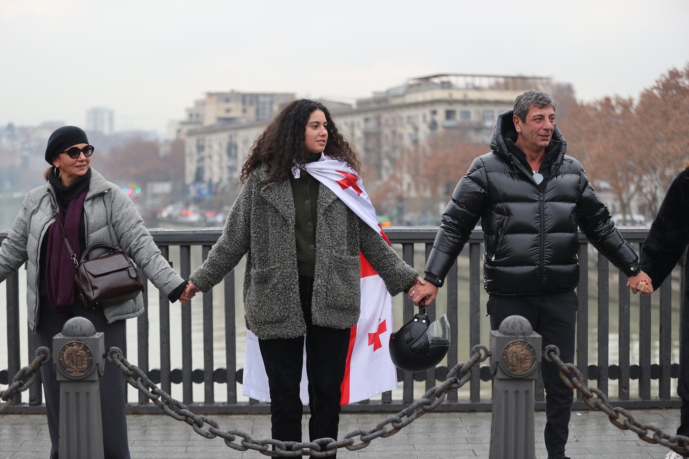 Mii de oameni au protestat în Georgia formând un lanț uman, la o lună după ce guvernul a amânat negocierile pentru aderarea la UE 