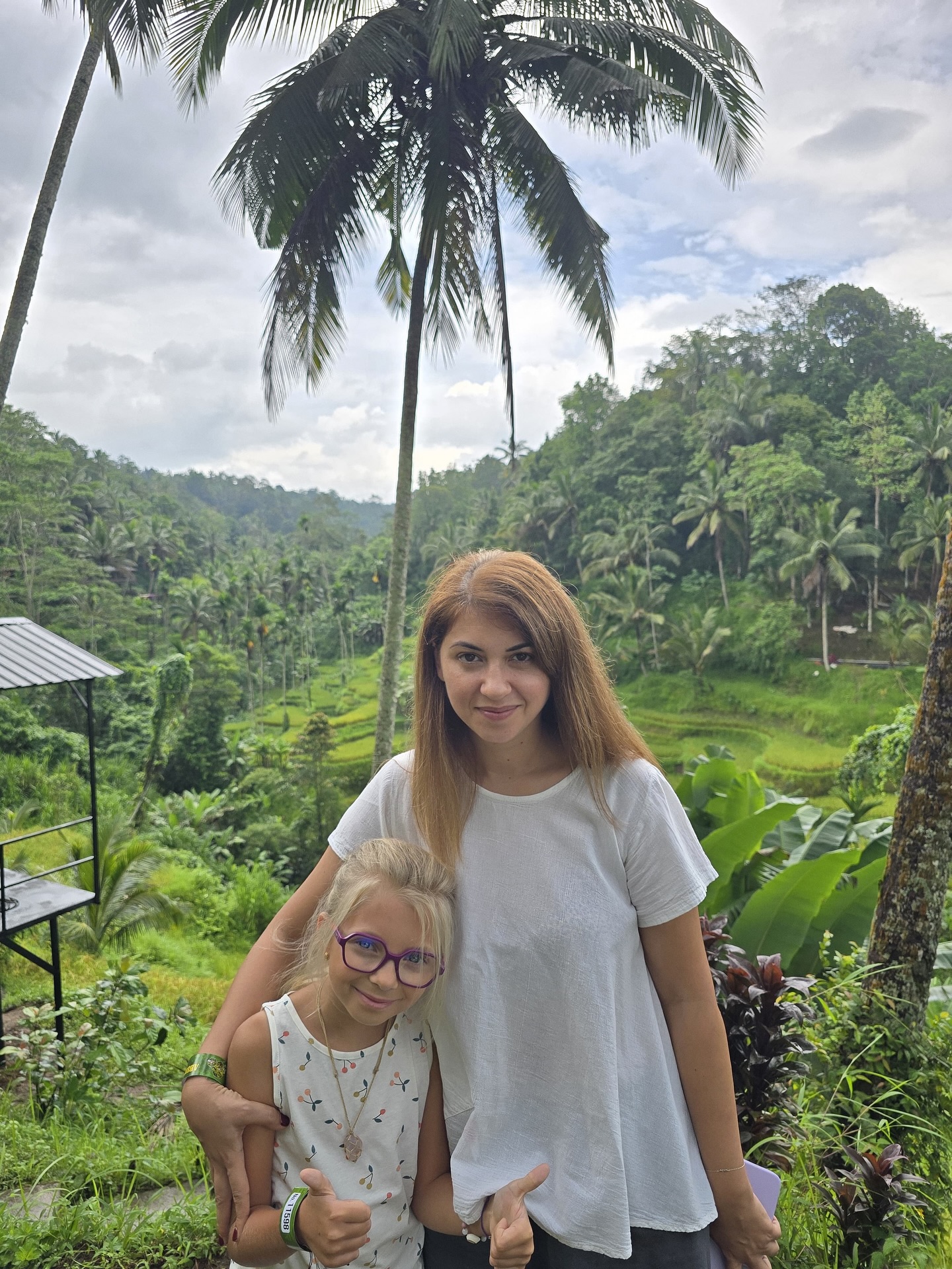Cum au apărut soția și copiii lui Cosmin Seleși în Bali. Ce familie frumoasă are actorul. „La mulți ani, iubita mea!”