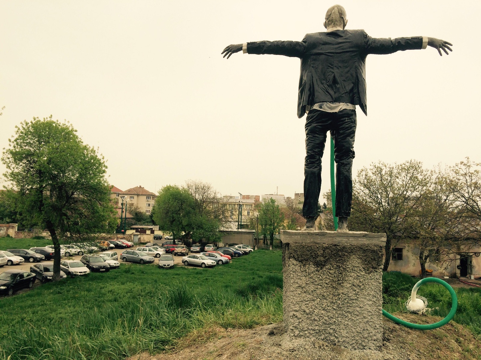 Încă o apariție șocantă la Timișoara: Cristo Redentor, reinterpretat de Grupul Baraka. Artiștii au mai expus anul trecut un „mort” cu penisul în erecție/ FOTO