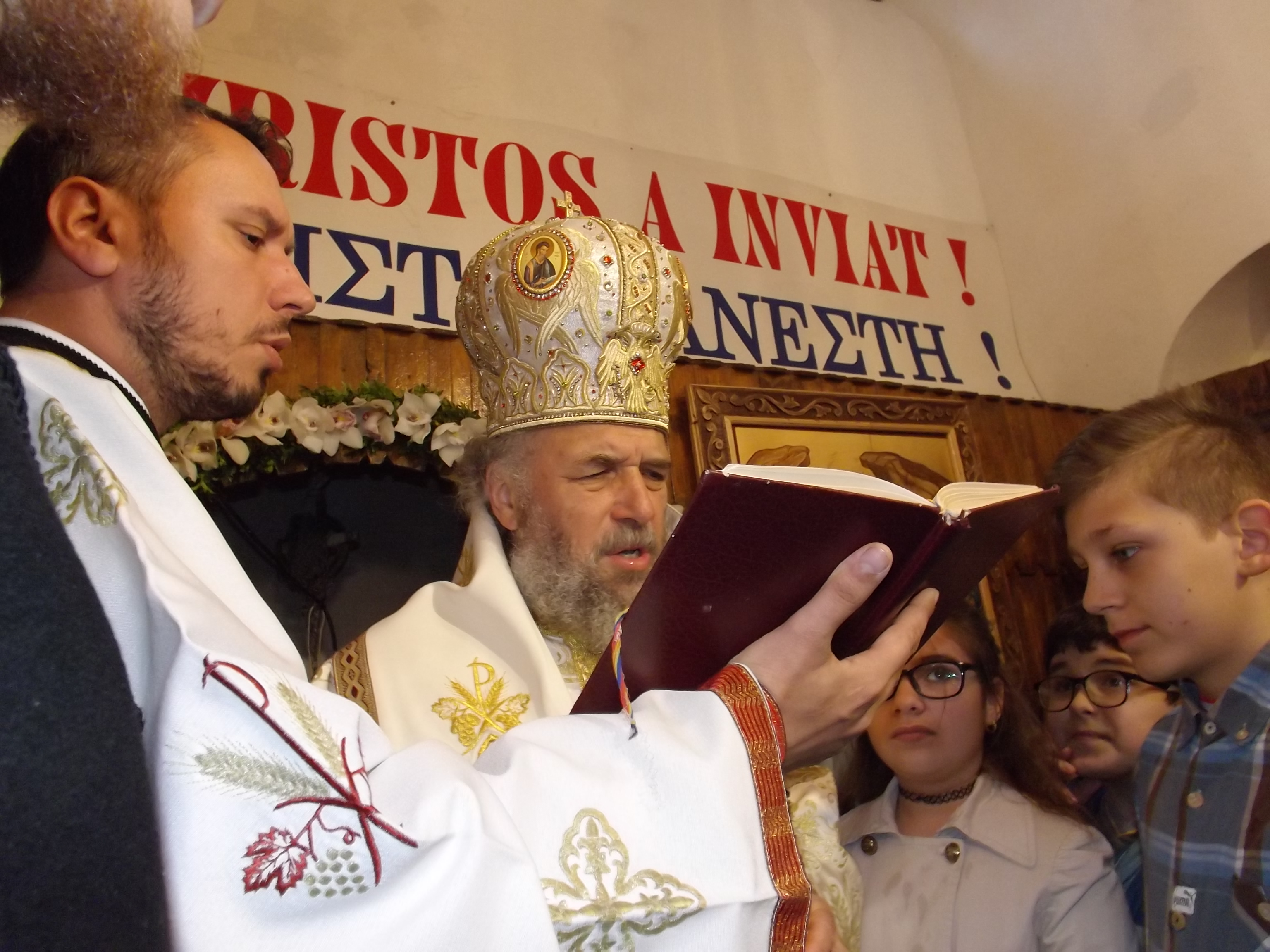 Zeci de mii de credinicioși au stat la coadă de Izvorul Tămădurii, pentru a lua apă sfințită | GALERIE FOTO