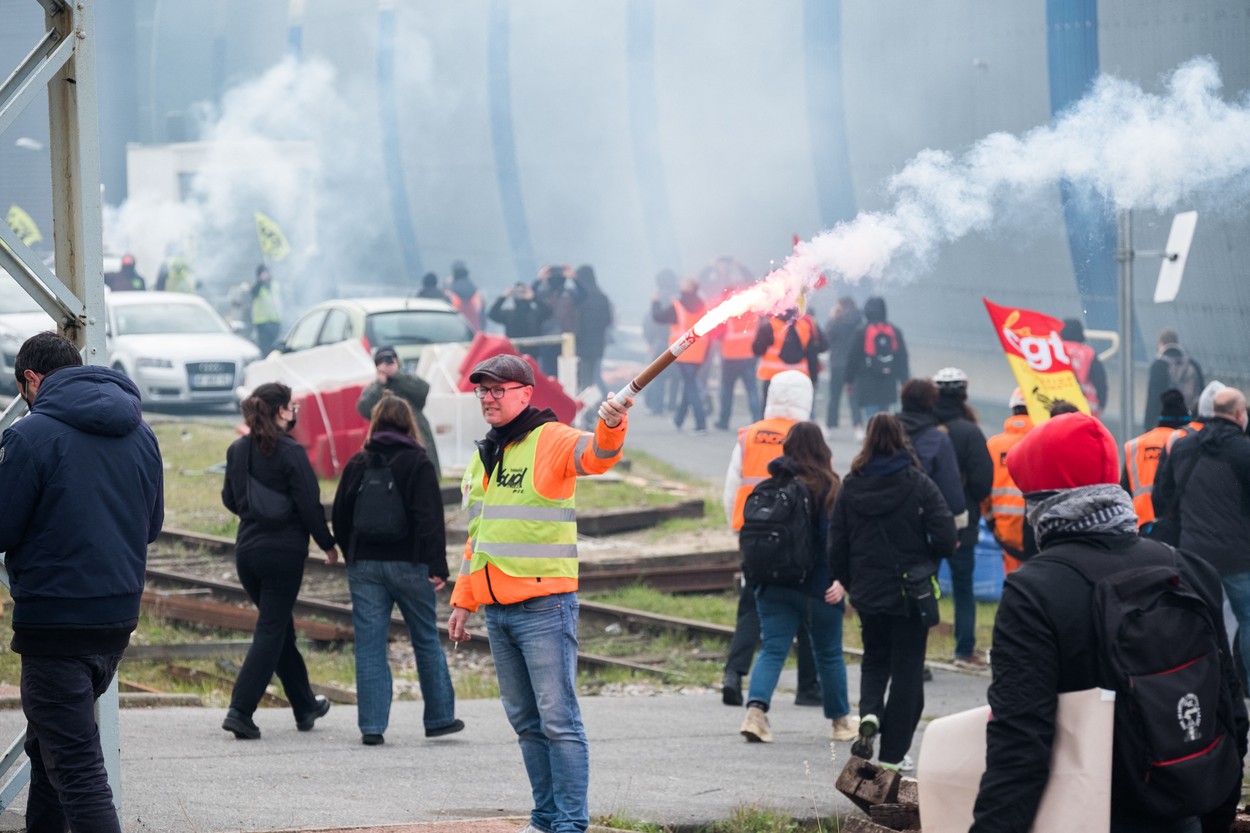 Imobile vandalizate și ciocniri violente cu poliția, în Franța, în timpul noilor proteste față de reforma pensiilor. 37 de persoane, arestate