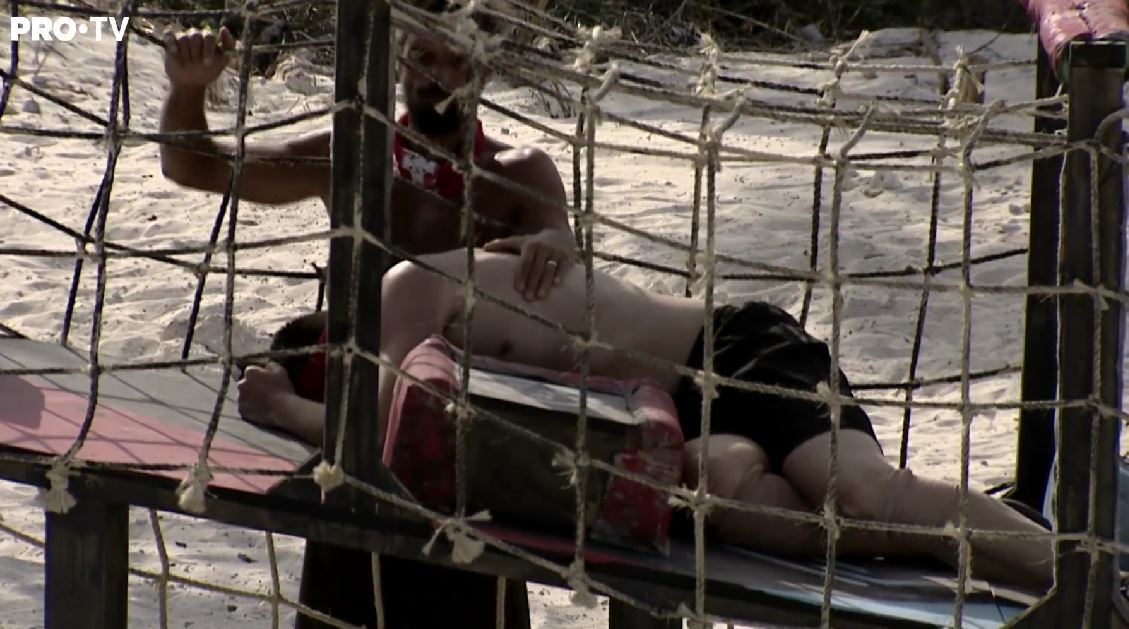 Mihai Zmărăndescu a fost luat cu targa la Survivor România 2023. Ce a pățit concurentul din echipa Faimoșilor