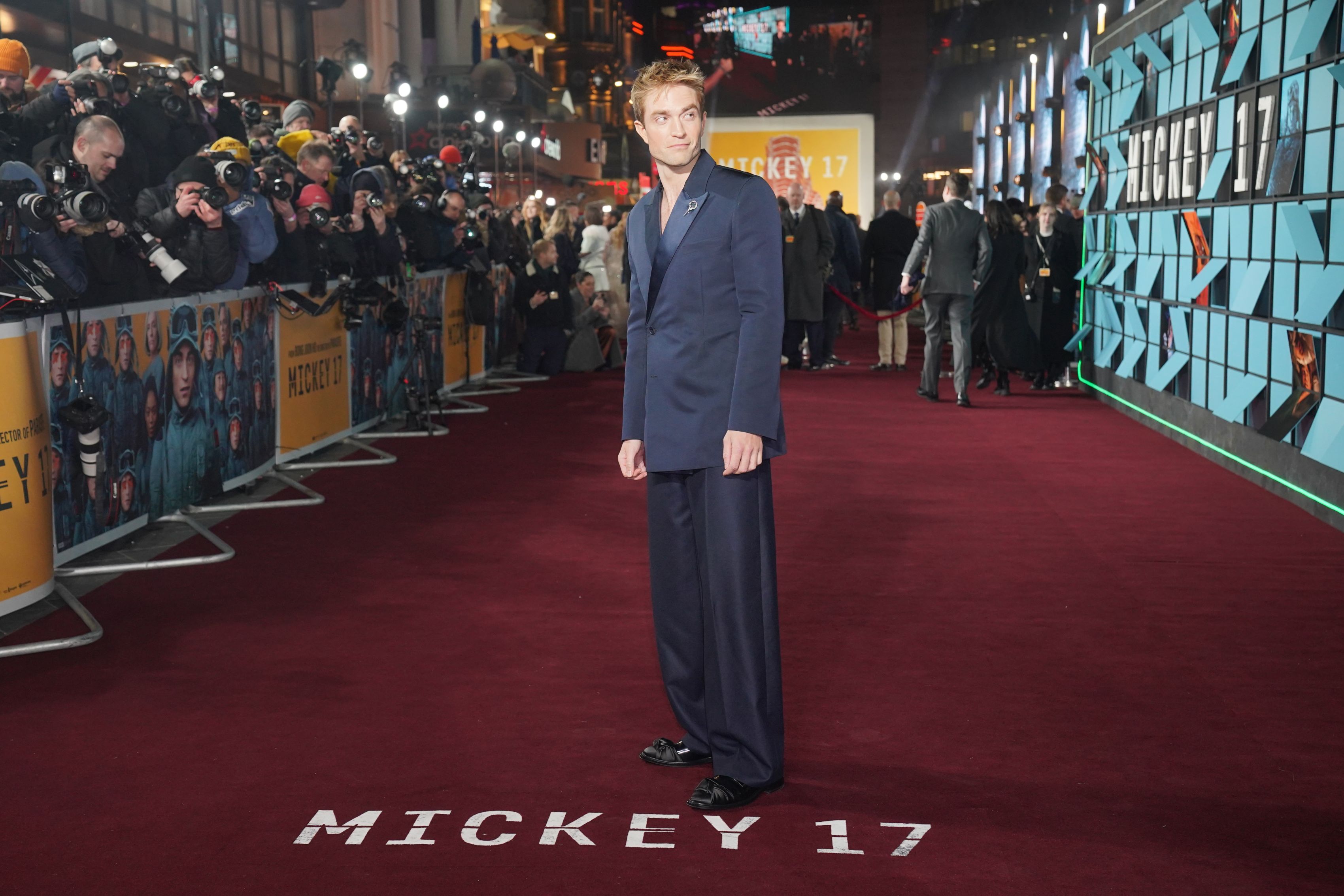 Interviu exclusiv cu Robert Pattinson despre „Mickey 17”, noul film în care apare. Ce spune despre regizorul Bong Joon Ho și actrița Naomi Ackie