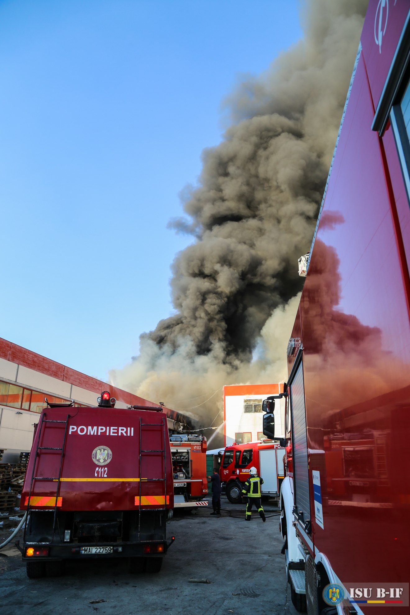 VIDEO | Un pompier și-a riscat viața pentru a salva o pisică dintr-un incendiu puternic. “Vă rog să-mi spuneți că trăiește”