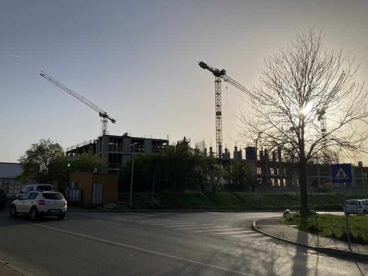 Misterioasa clădire construită de SRI, pe malul Lacului Străulești din Capitală, cu muncitori asiatici. „E o construcție specială. Uitați-vă ce gard mare e aici!”