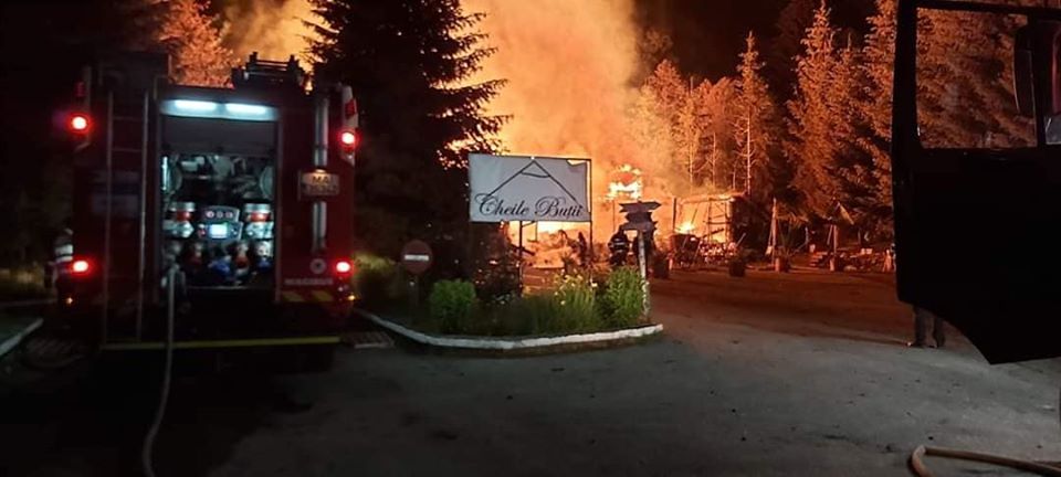 VIDEO | Cabana Cheile Buţii, mistuită de flăcări. O persoană a fost internată cu arsuri
