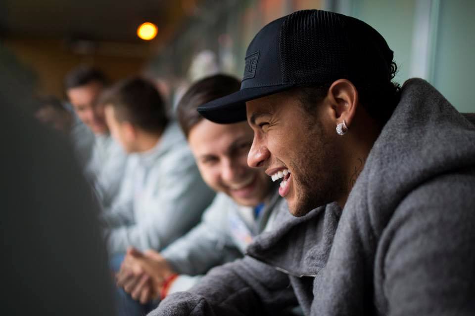 Neymar a primit cadou steagul României și un clop de oșan de la campionii mondiali la fotbal 5 la 5 / GALERIE FOTO&VIDEO