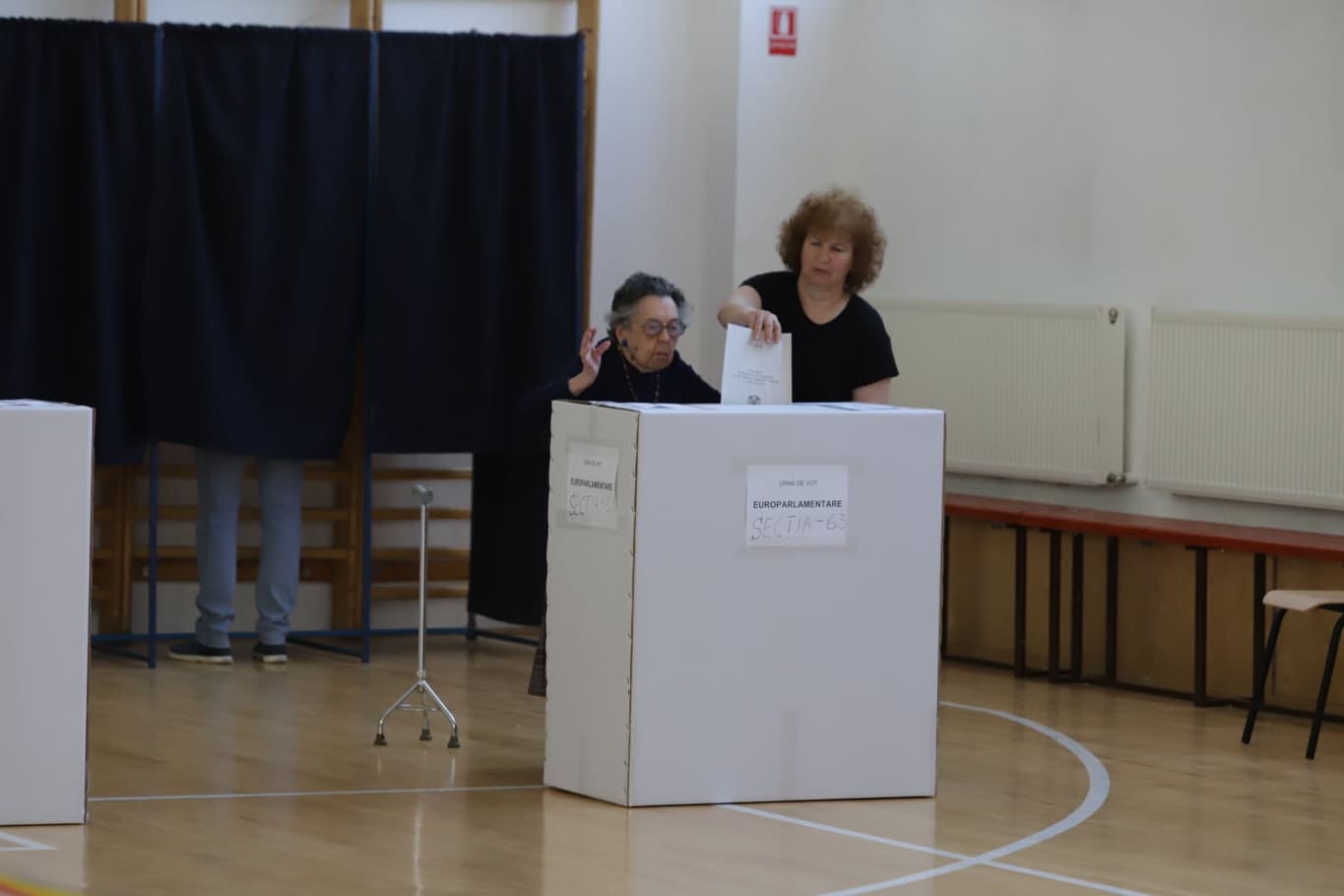 FOTO/ O bătrână de 97 de ani a mers să voteze în același timp cu Traian Băsescu