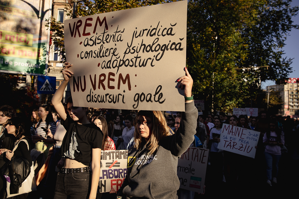 „Sute de femei sunt moarte, asta nu este dreptate”. Marșul prin care femeile cer să se simtă în siguranță în România: acasă, la muncă, pe stradă   