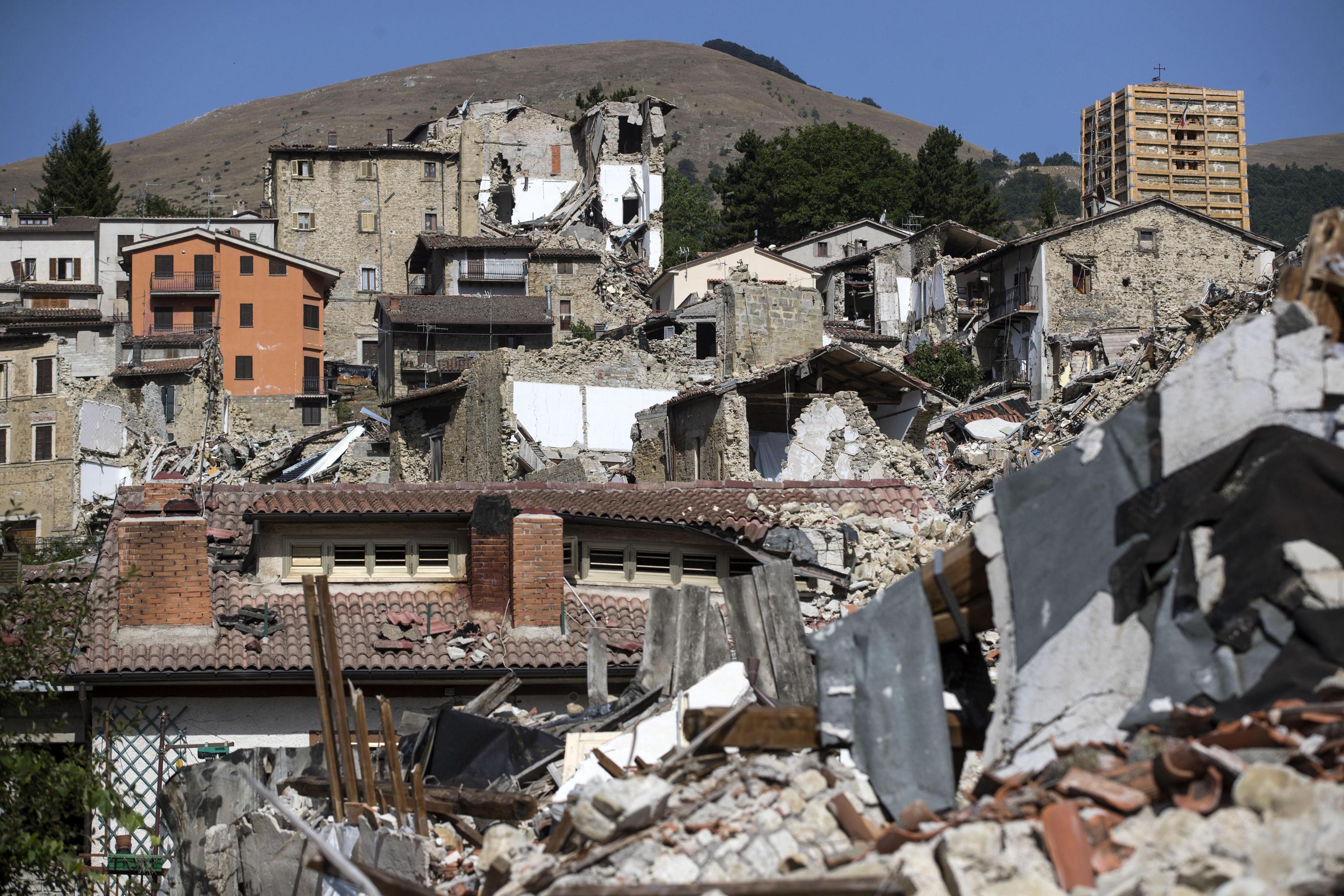 Un an de la cutremurul devastator din Amatrice | Oamenii au marcat tragedia, în timp ce acuză autoritățile că au uitat de ei