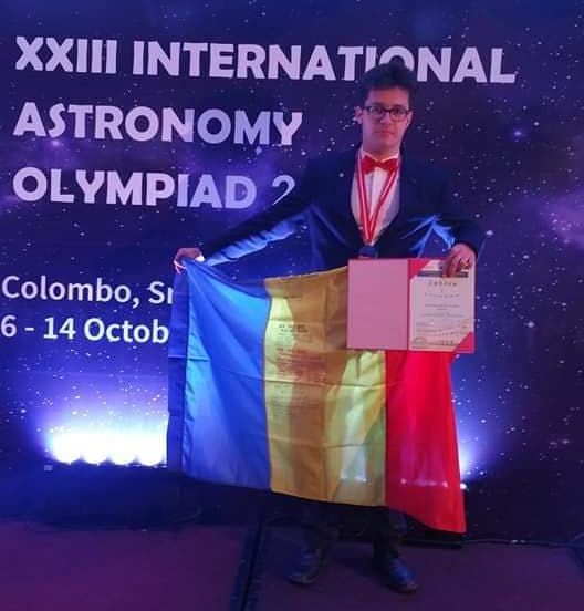 Un elev român pe care ministerul nu l-a putut trimite la Olimpiada Internațională de Astronomie a câștigat medalia de aur! A ajuns la competiție cu bani din donații!