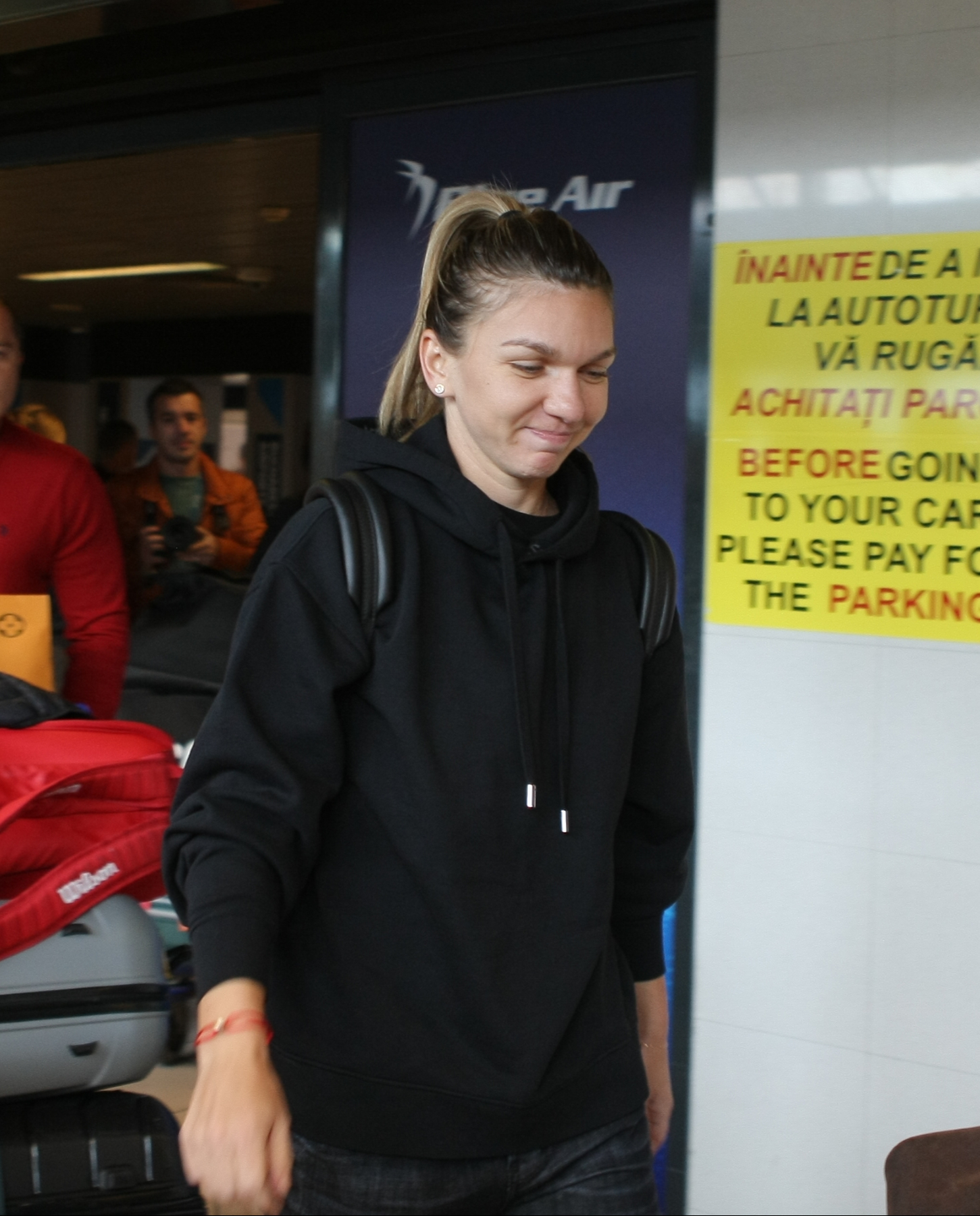 Simona Halep s-a întors acasă supărată și accidentată. A refuzat primirea la Salonul Oficial. Îmbulzeală la aeroport / GALERIE FOTO