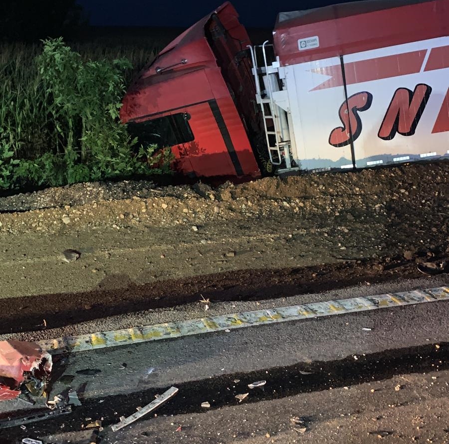 Accident grav în Teleorman. Doi adulţi şi trei copii au murit, după ce maşina în care se aflau a intrat frontal într-un TIR