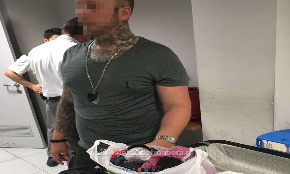 Un italian a fost prins cu droguri în Aeroportul Otopeni. Bărbatul a prezentat un buletin fals / FOTO&VIDEO