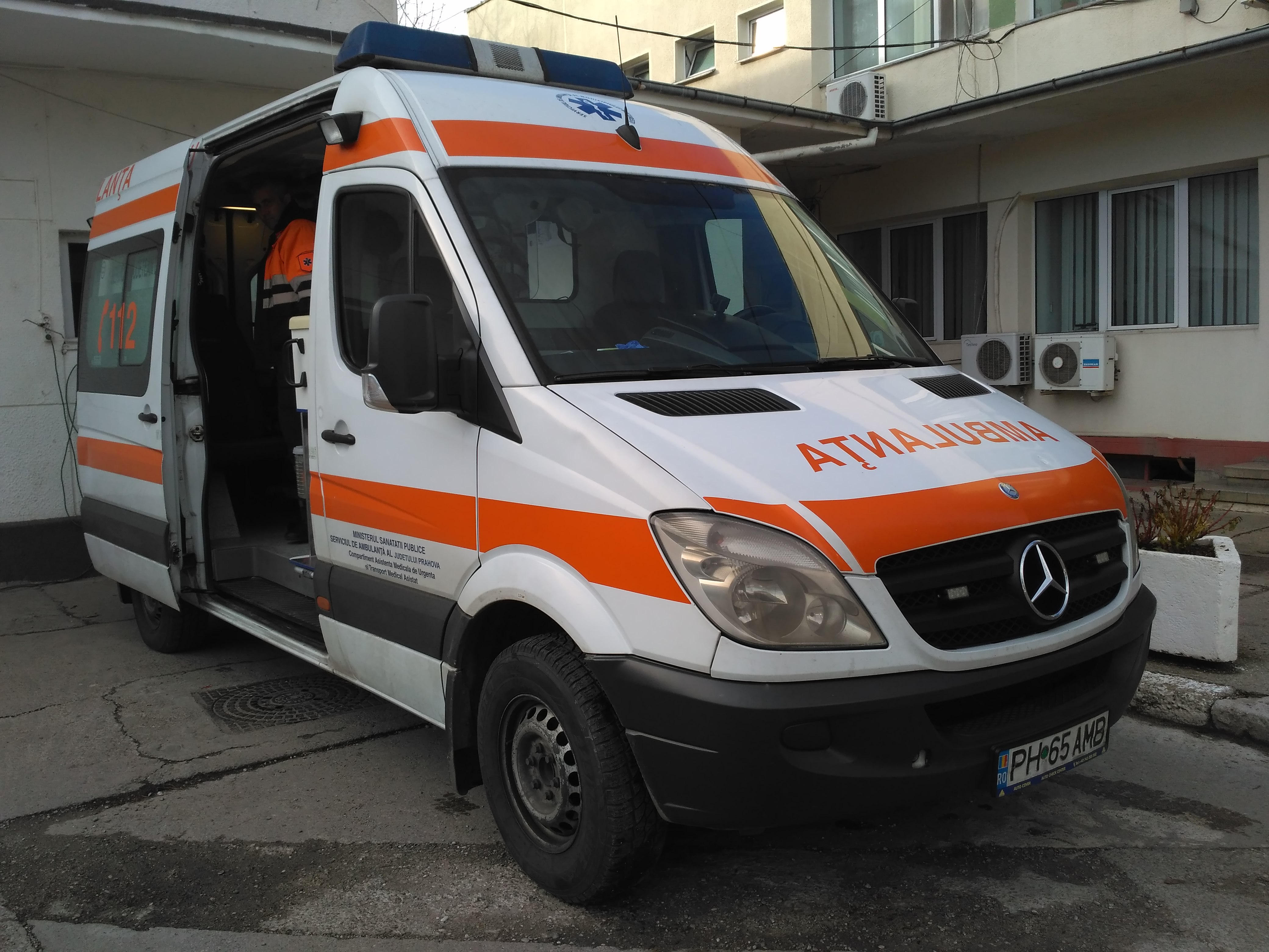 A chemat ambulanța ca să ajungă la discotecă, iar apoi s-a lăudat pe Facebook