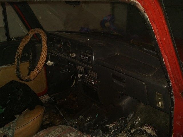 GALERIE FOTO | Cum arată un Moskvici abandonat, de 25 de ani, într-un garaj cu umezeală