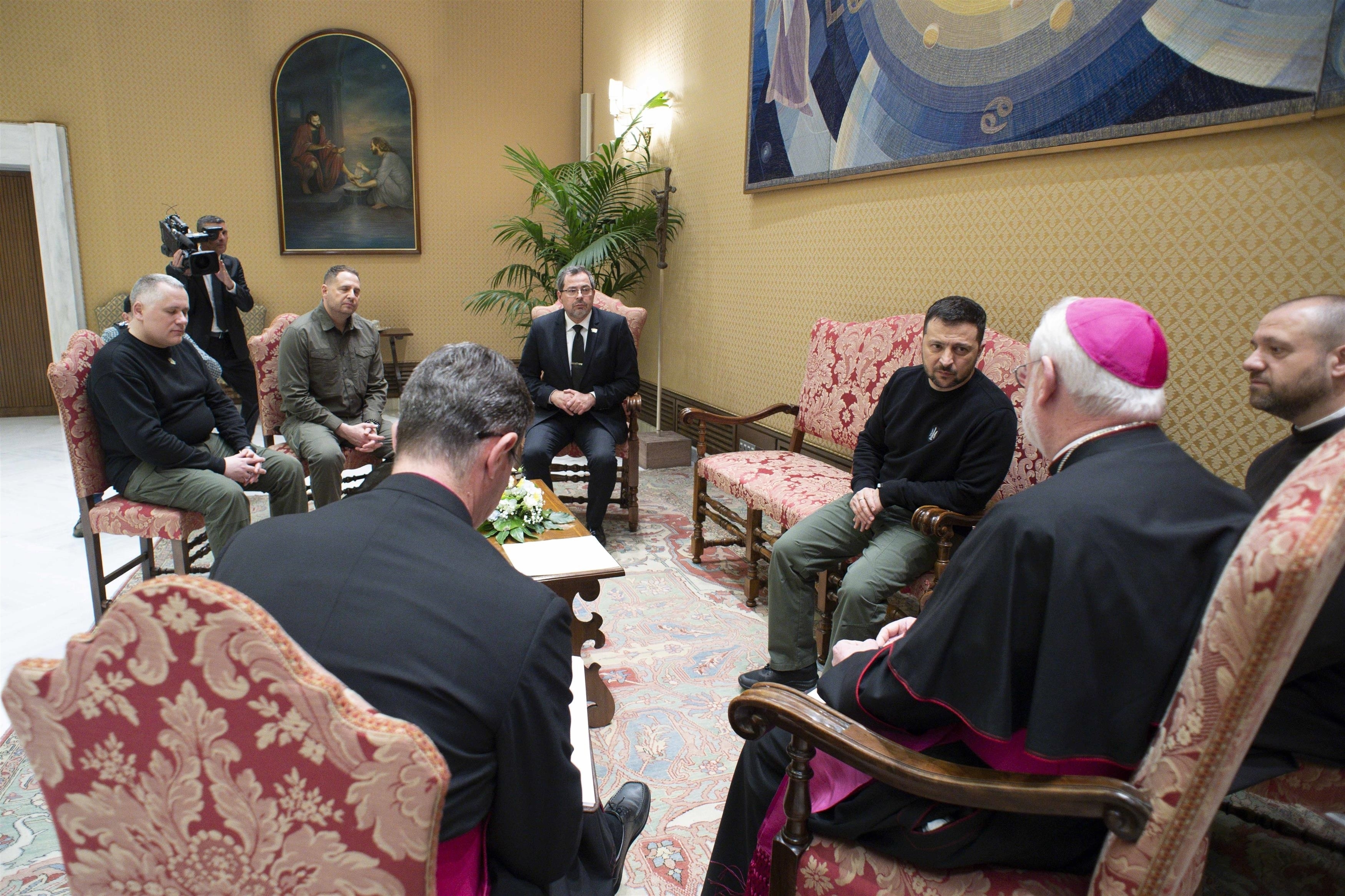 Zelenski, vizită la Vatican. I-a dăruit Papei Francisc o icoană pictată pe o vestă antiglonț