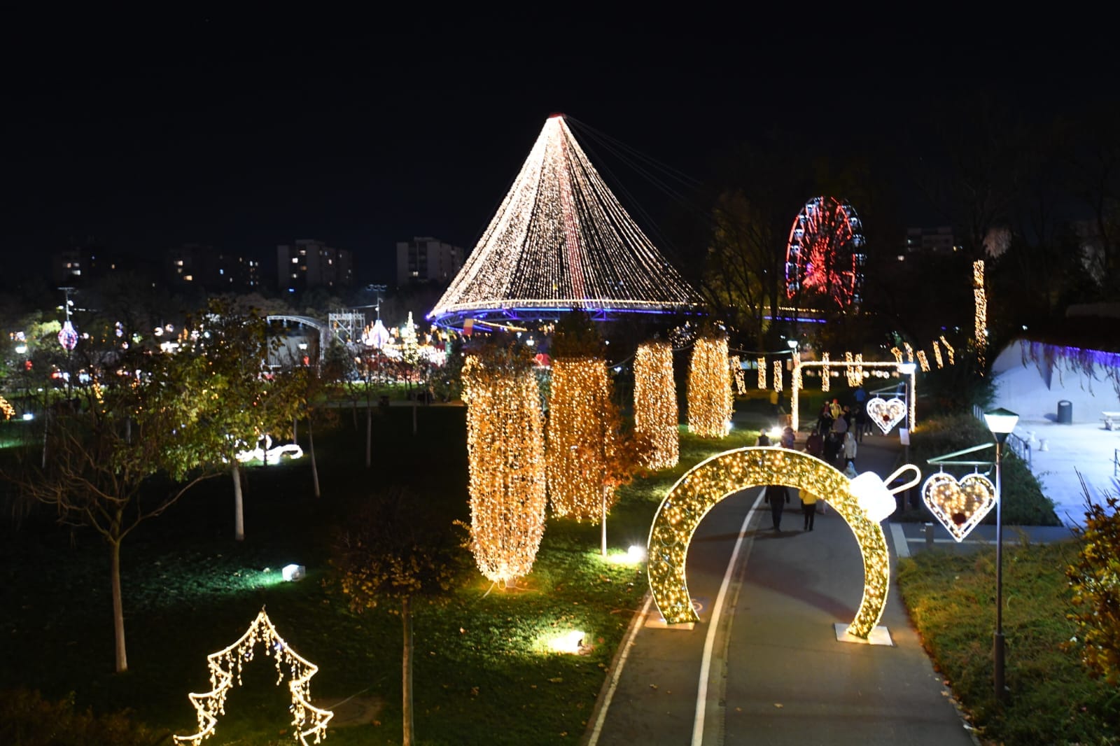 FOTO. A treia ediție a „West Side Christmas Market” e în plină desfășurare. Care sunt principalele atracții ale târgului din Parcul Drumul Taberei