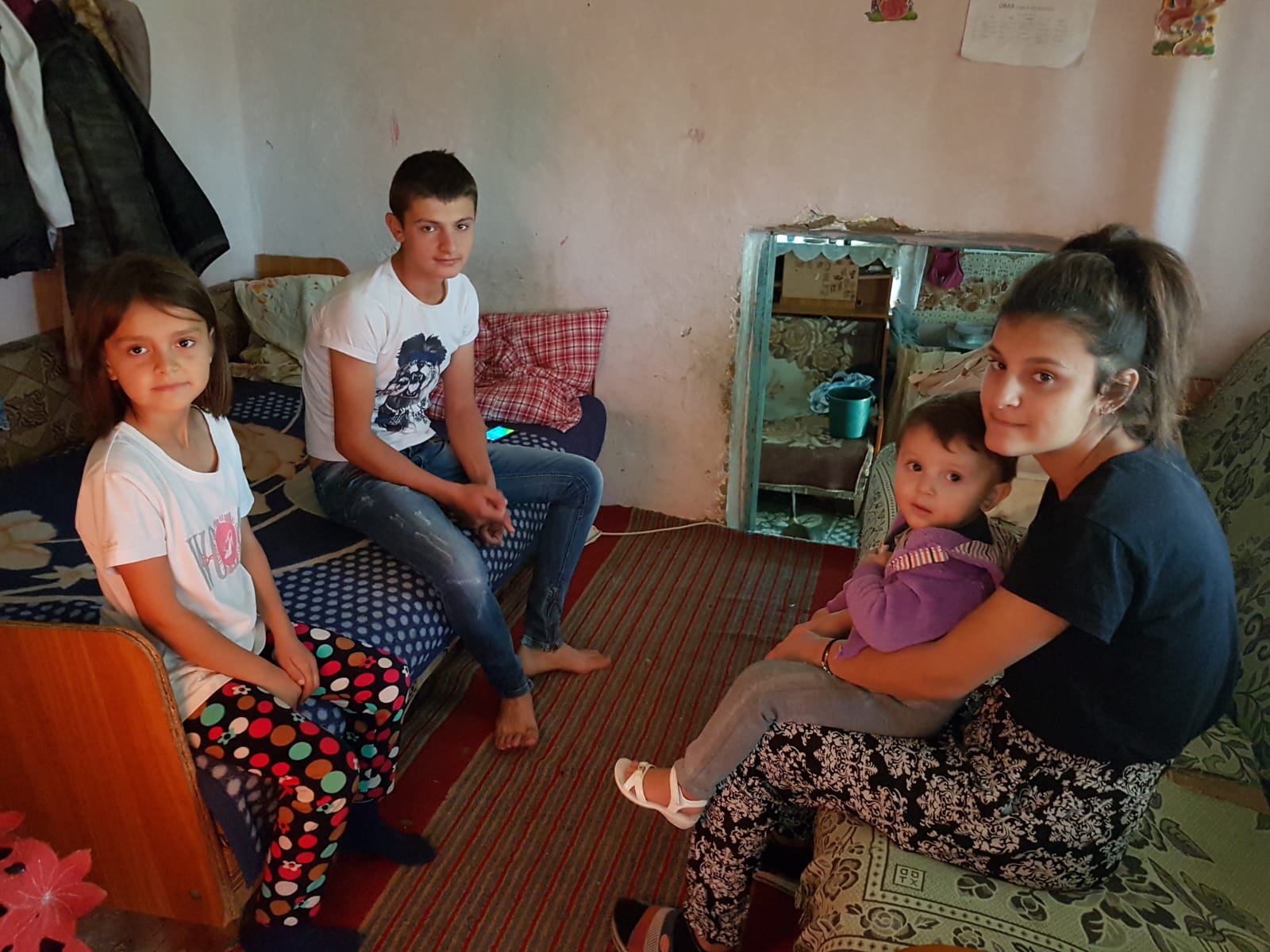 REPORTAJ: Am fost acasă la copila care merge flămândă la școală. Șapte suflete, fără speranță: trăiesc într-o cocioabă, fără frigider și aragaz și se tem că nu vor trece iarna/VIDEO&FOTO