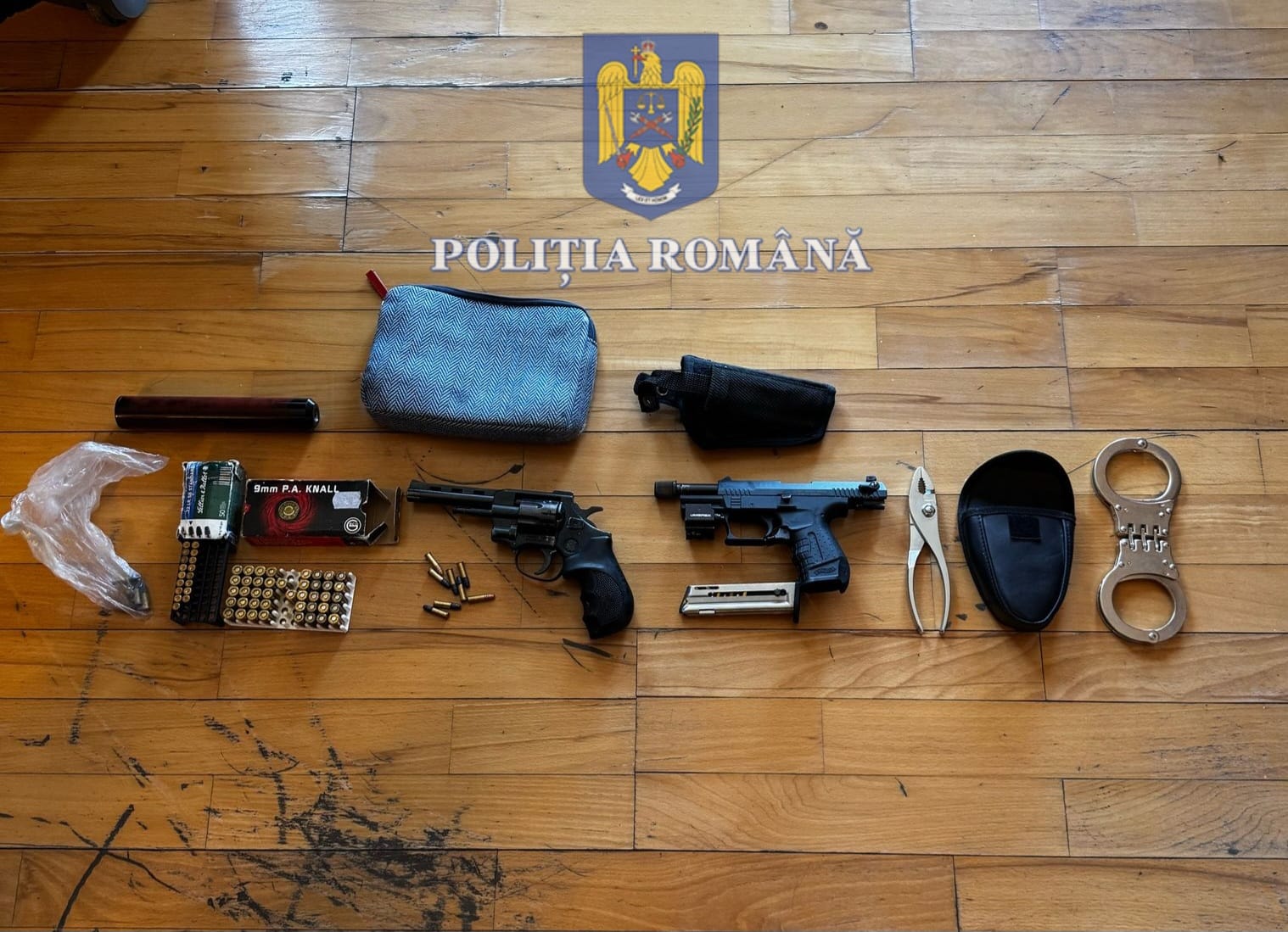 Arme letale, descoperite în Timișoara, în cadrul unor percheziții la susținători ai lui Călin Georgescu. Cum au încercat aceștia să scape de ele