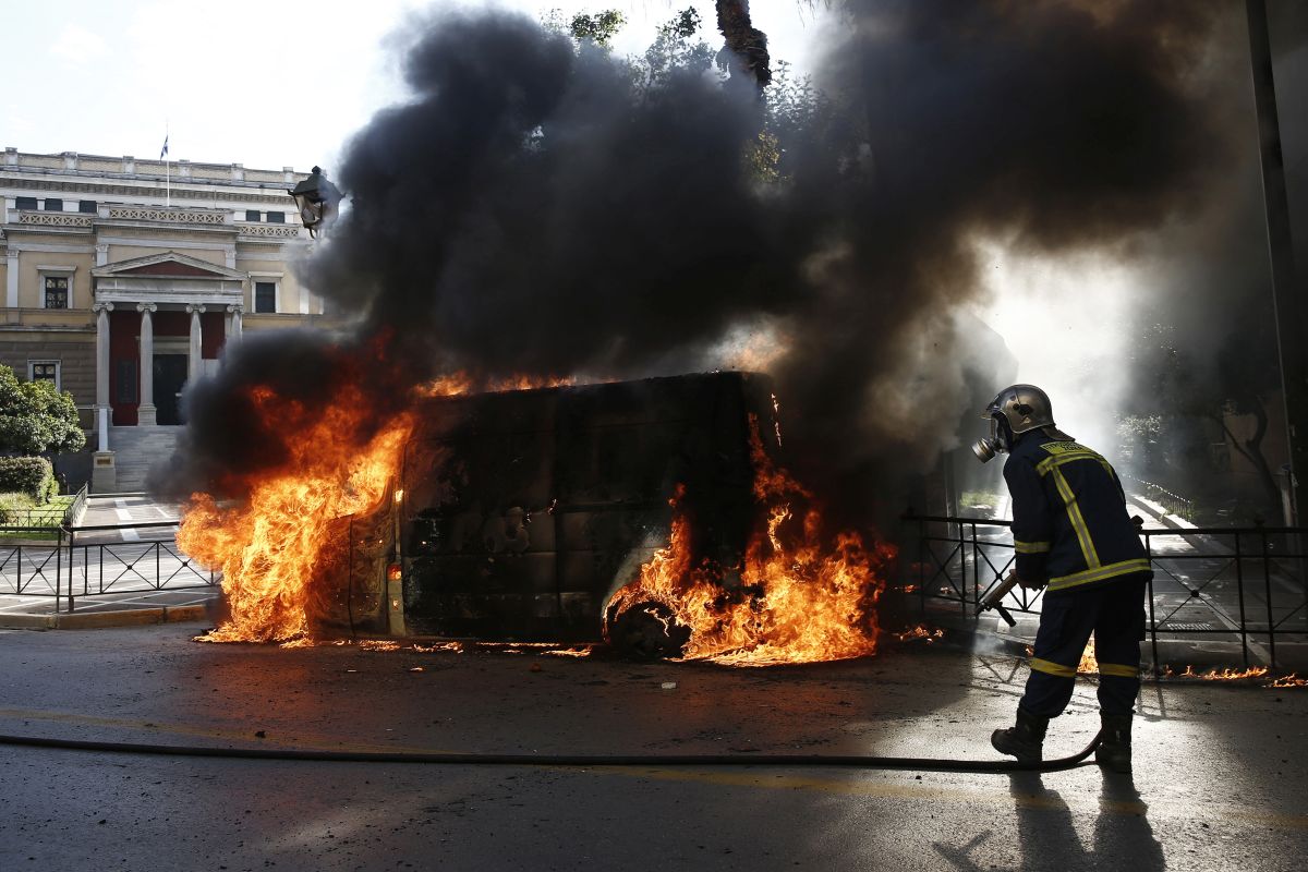 Ciocniri și incidente la protestul din centrul Atenei. Grecii continuă protestele în urma tragediei feroviare
