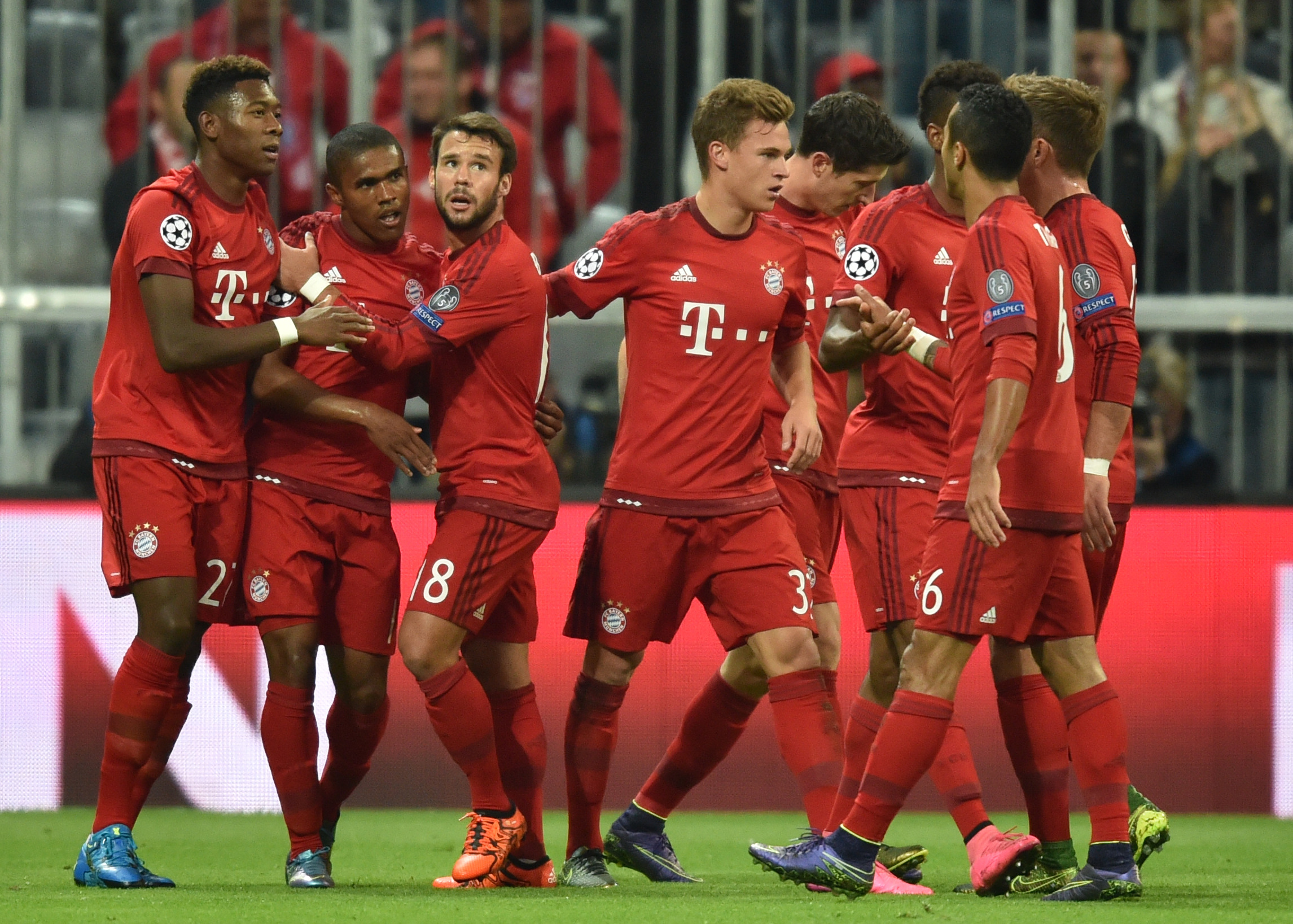 Liga Campionilor, etapa a II-a: Ce măcel, pentru Măţel! Fundaşul român a greşit la primul gol marcat de Bayern Munchen. Barcelona a suferit enorm fără Messi. Rezultat-bombă în Belarus. Jose Mourinho nu s-a simţit ca acasă la Porto, Chelsea a "furat-o" / GALERIE FOTO