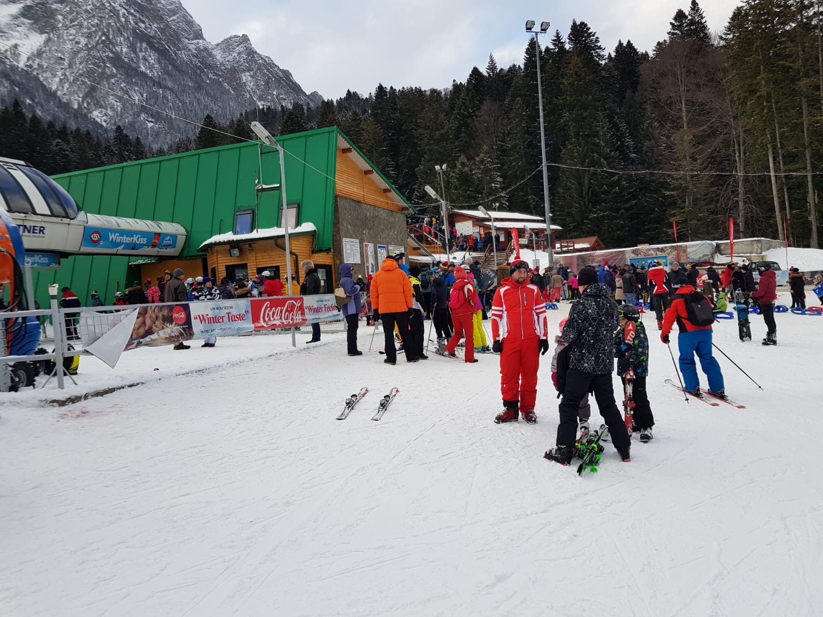 FOTO/ Pârtiile de pe Valea Prahovei au fost arhipline în primele zile ale noului an. La Azuga, încep taberele de schi pentru copii