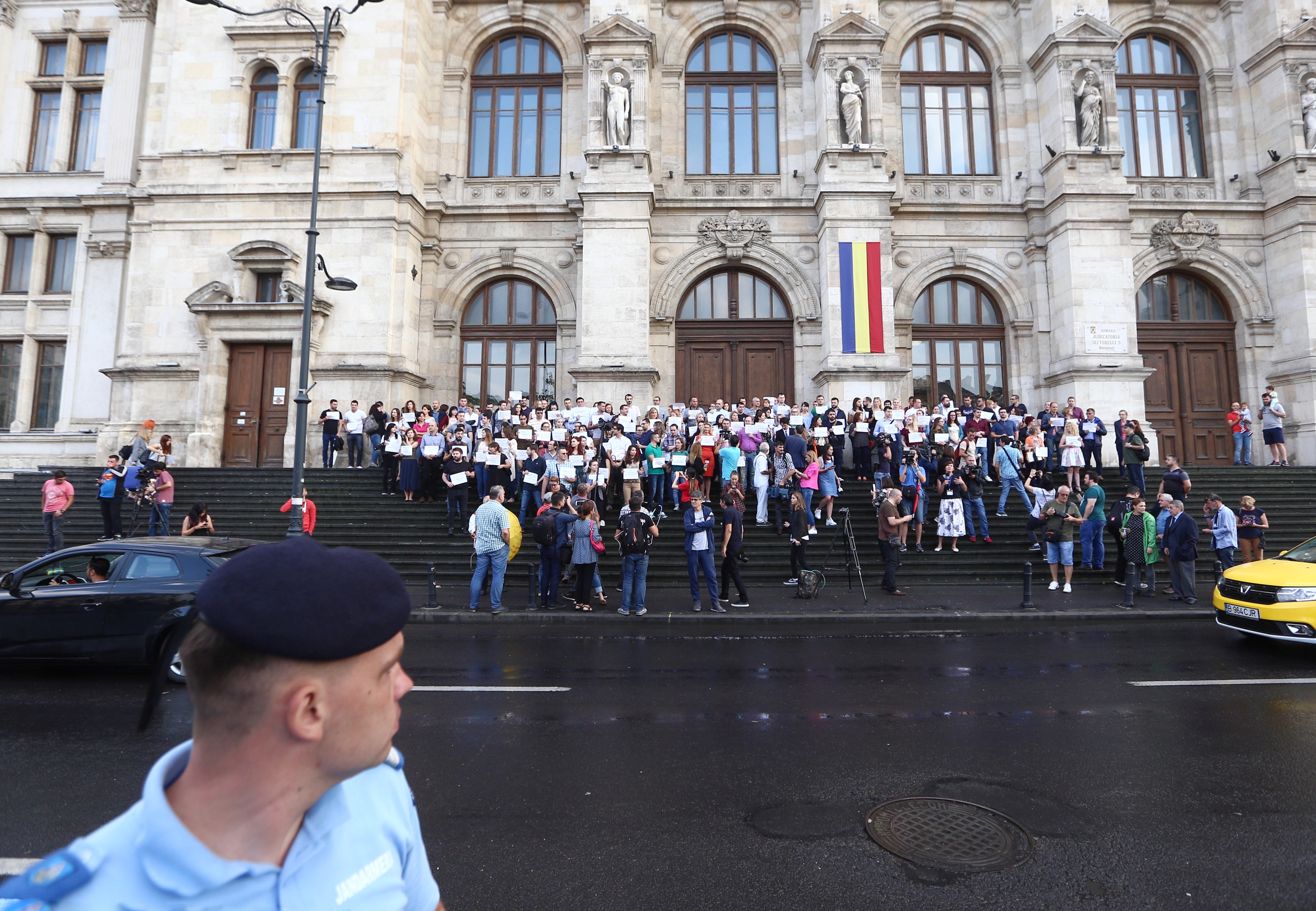 FOTO| Protestul magistraților din toată țara în fața Curții de Apel București: justiţia română este sub asalt în momentul de faţă