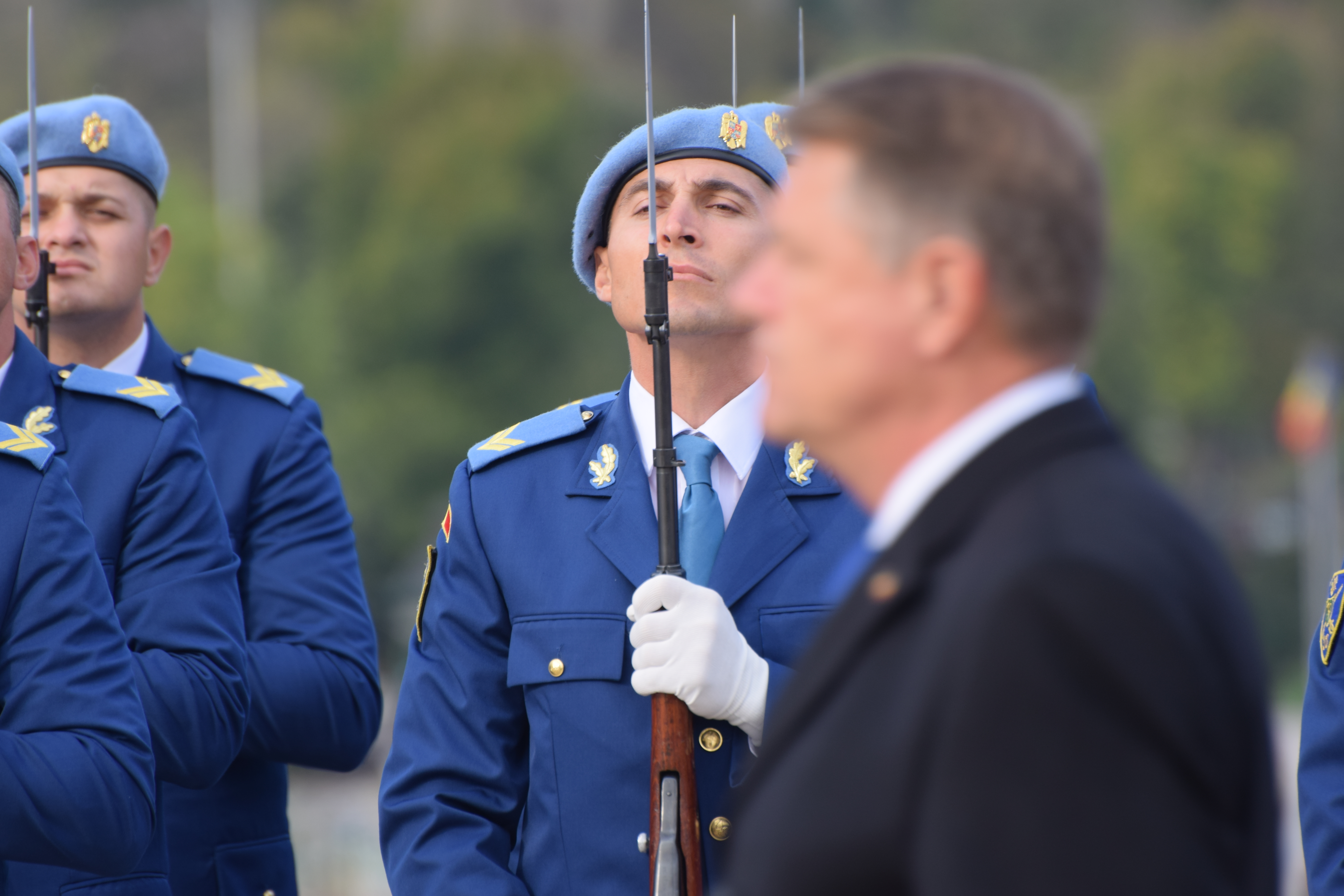 FOTO ŞI VIDEO | Cum a fost celebrată Ziua Armatei în Capitală. Cei mai importanți politicieni, la ceremoniile din Parcul Carol