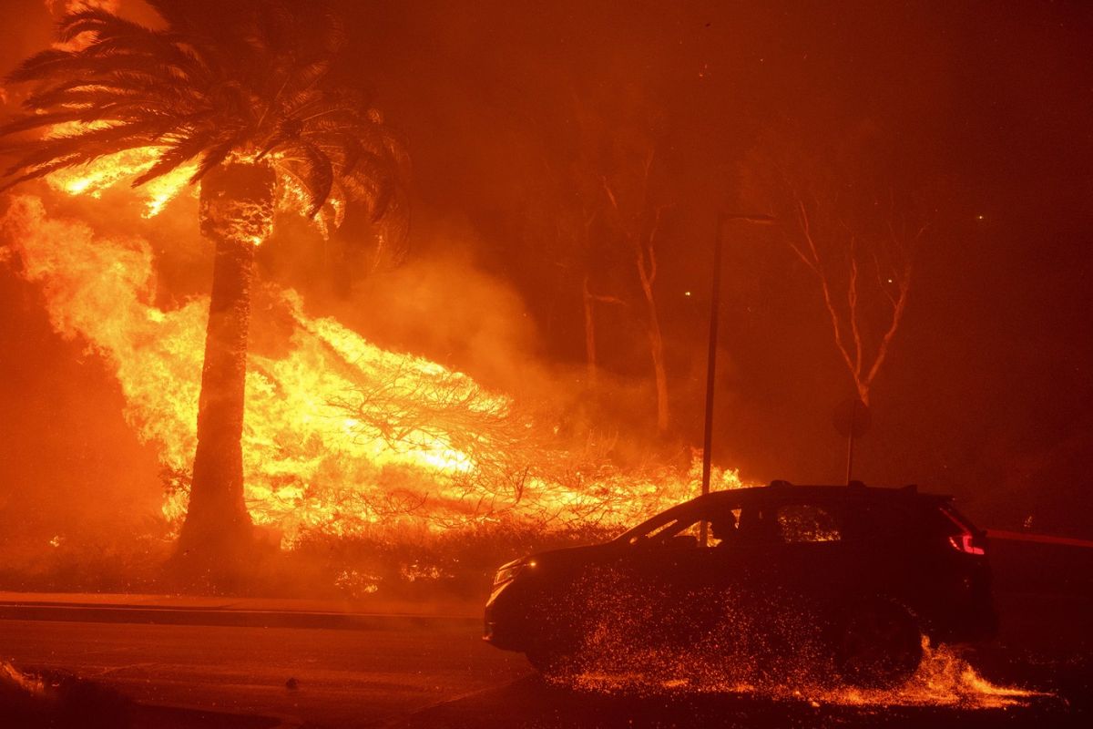 Incendiu de proporții în Malibu. Dick Van Dyke şi Cher, printre miile de persoane evacuate din calea flăcărilor | VIDEO 