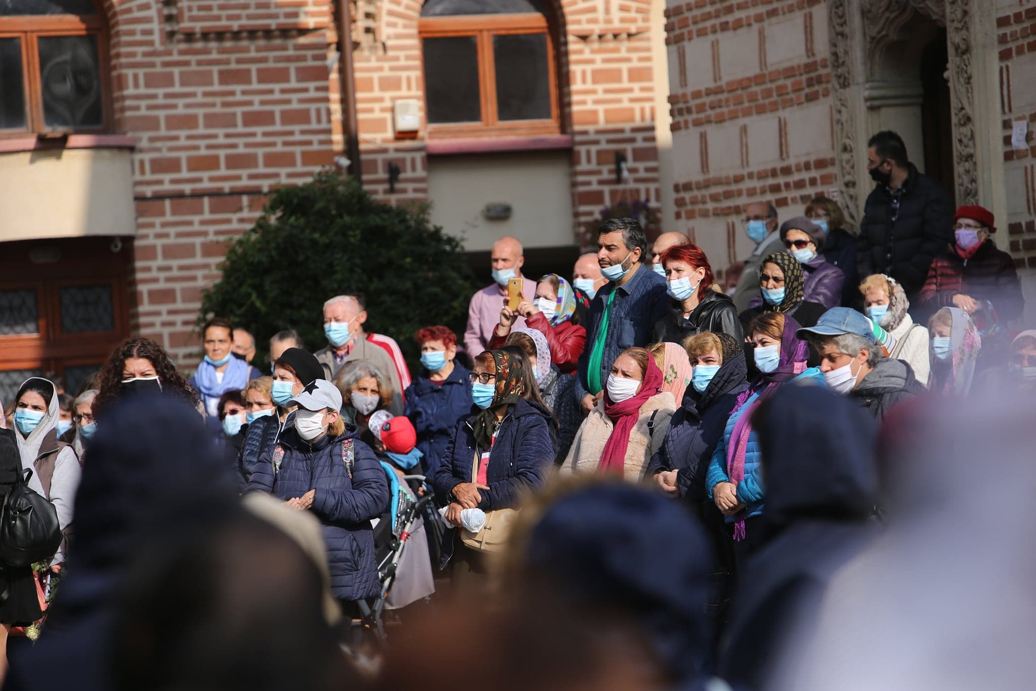 VIDEO | 30.000 de oameni au trecut pe la racla Sfântului Dimitrie. Marcel Ciolacu, chemat la slujbă de Patriarhul Daniel
