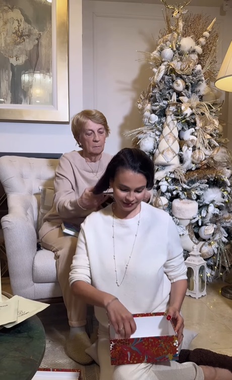 Imagini din casa Ancăi Serea, decorată de Crăciun. A împodobit doi brazi, unul e alb și excentric, iar altul e natural, în ghiveci