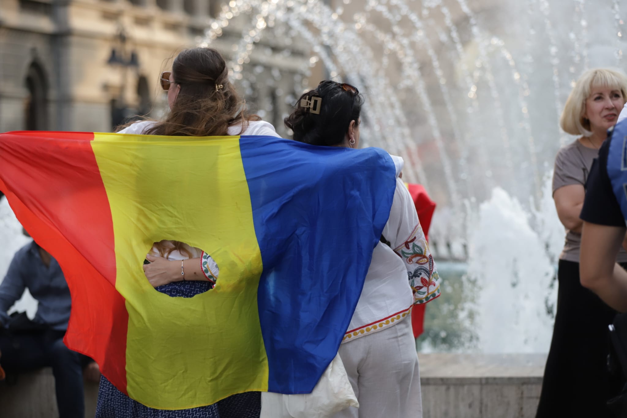 Protest în Piața Universității față de doliul național în memoria lui Ion Iliescu. Participanții au băut șampanie
