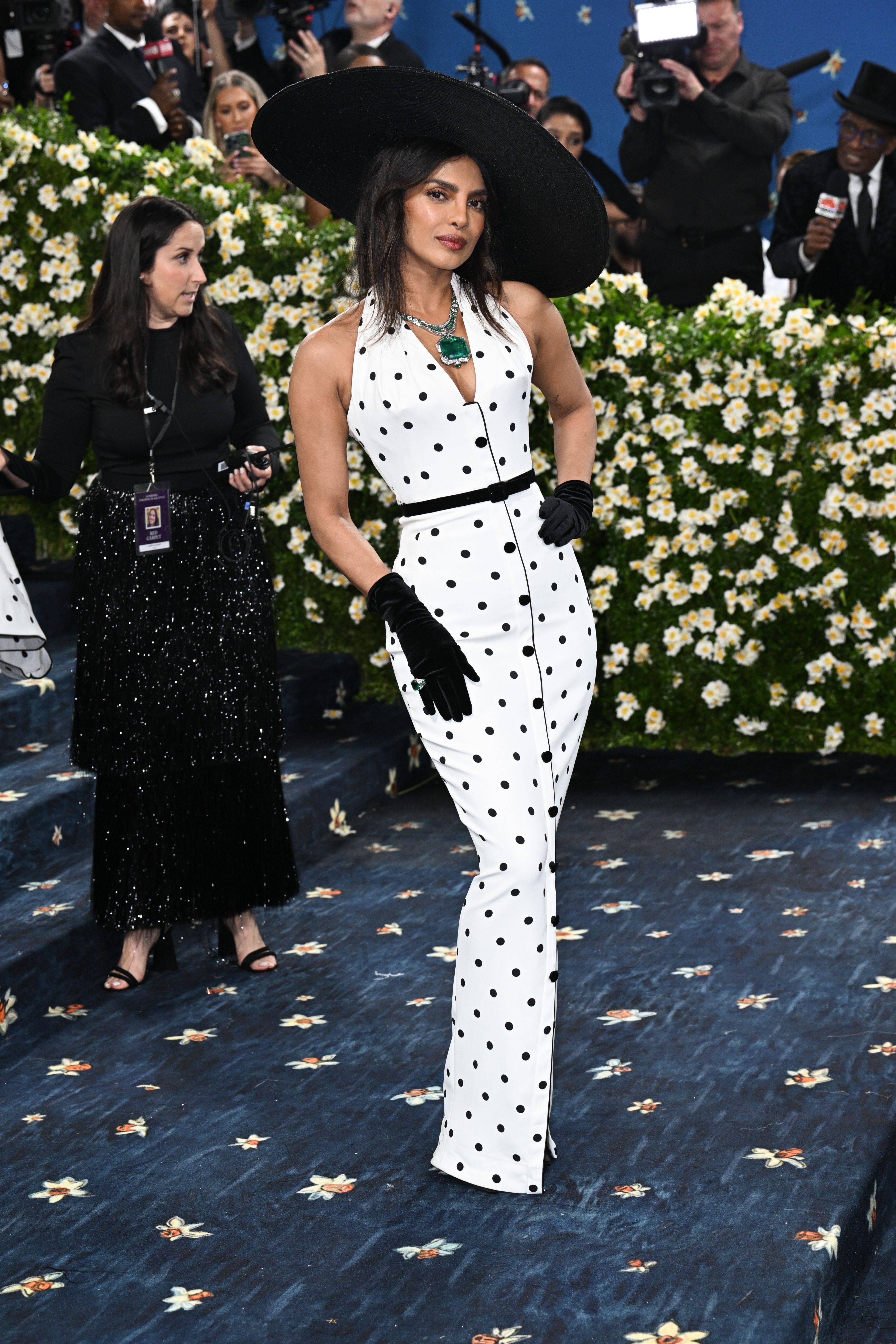 Cum au apărut vedetele la Met Gala 2025. Madonna a defilat cu un trabuc în mână, iar Kim Kardashian a atras toată atenția