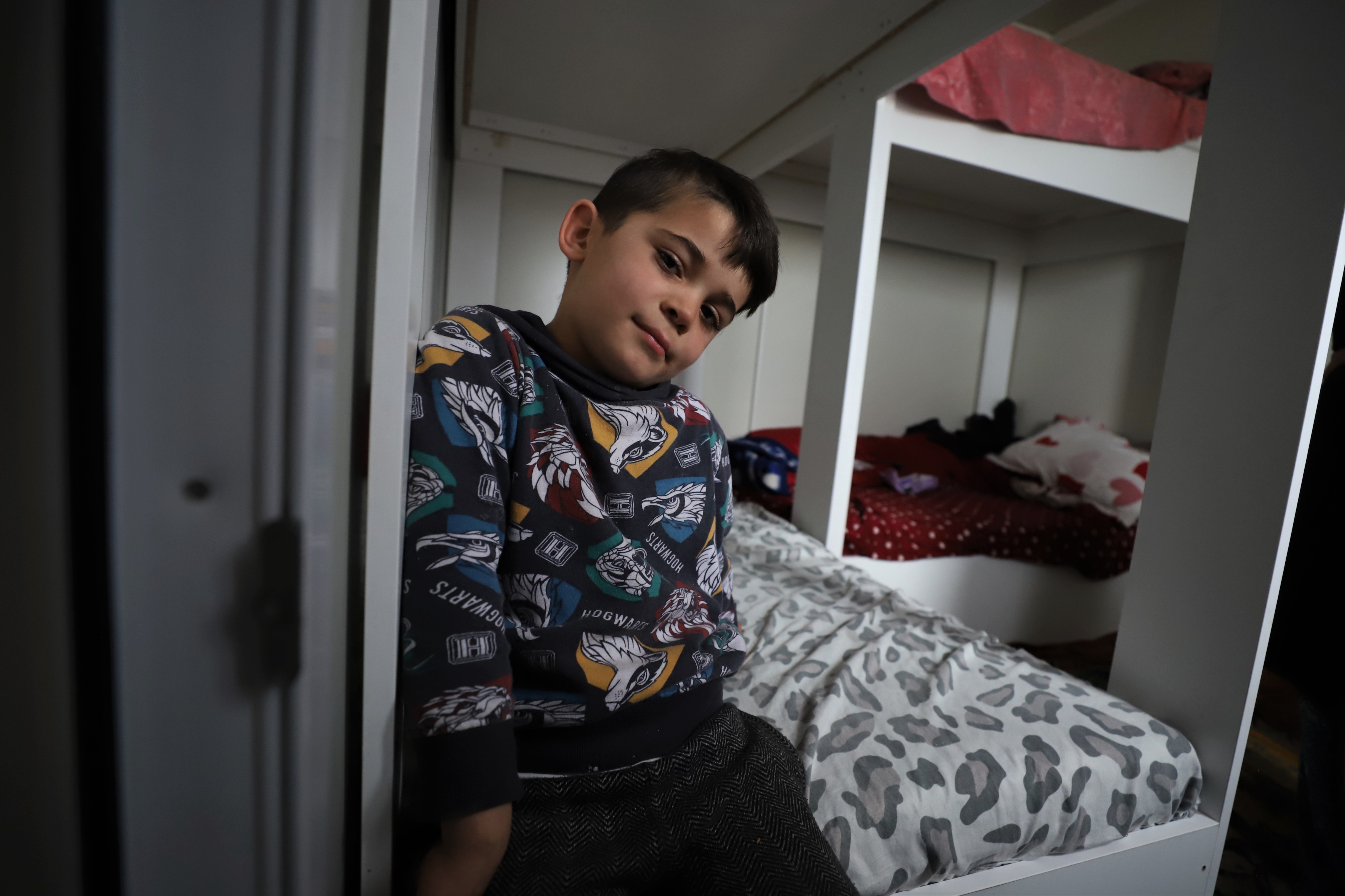 REPORTAJ. Viața chinuită a unei familii cu cinci copii, care s-a mutat din grajd în container: „Primăria nu ne dă hârtie să ne legăm la curent”. De ce i-a lăsat și fără ajutorul social