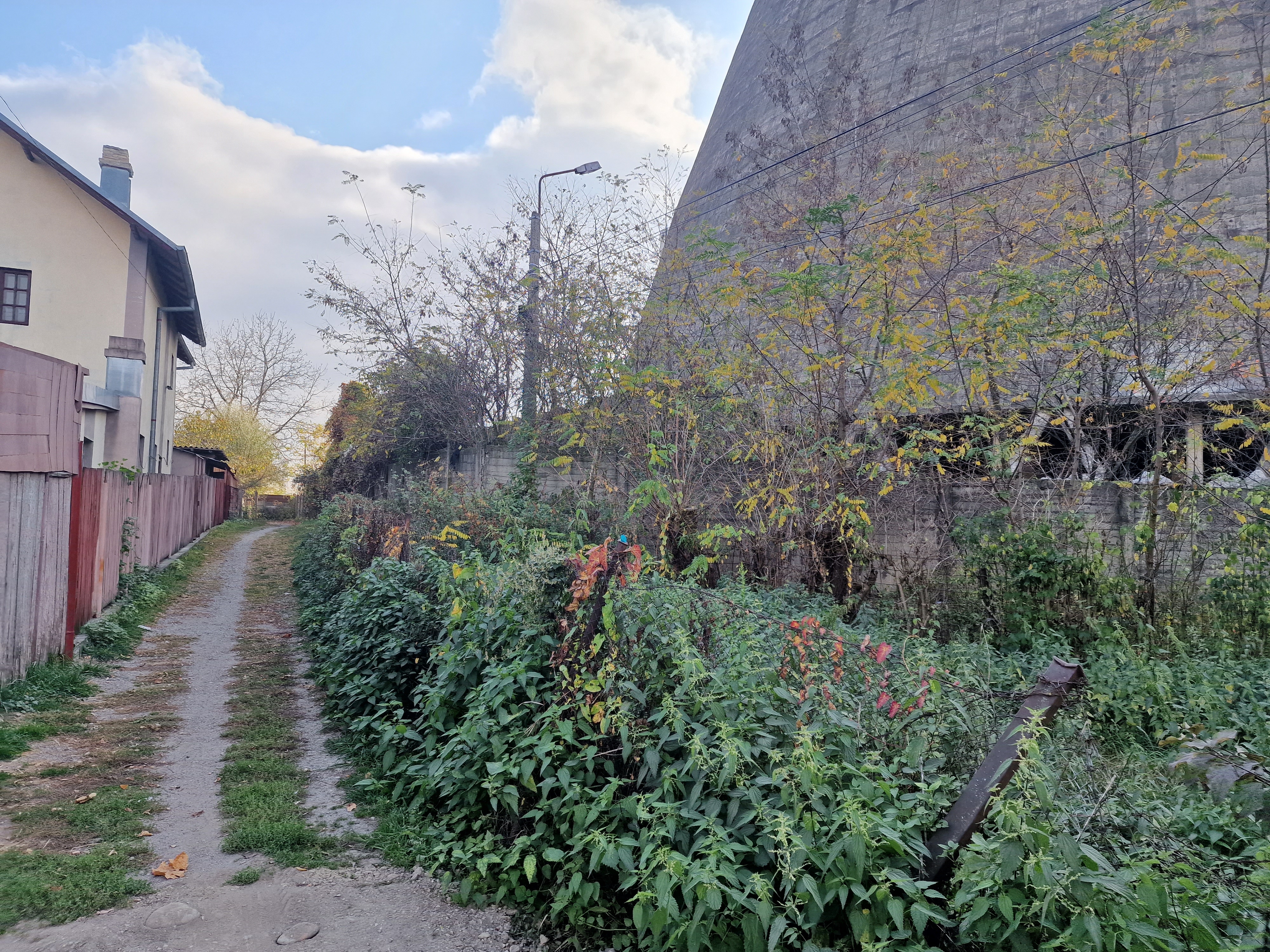 „O să ne zboare pe toţi de aici!”. Locuitorii din Doiceşti au aflat din întâmplare de demolarea turnurilor de peste gard, unde se ridică minicentrala nucleară
