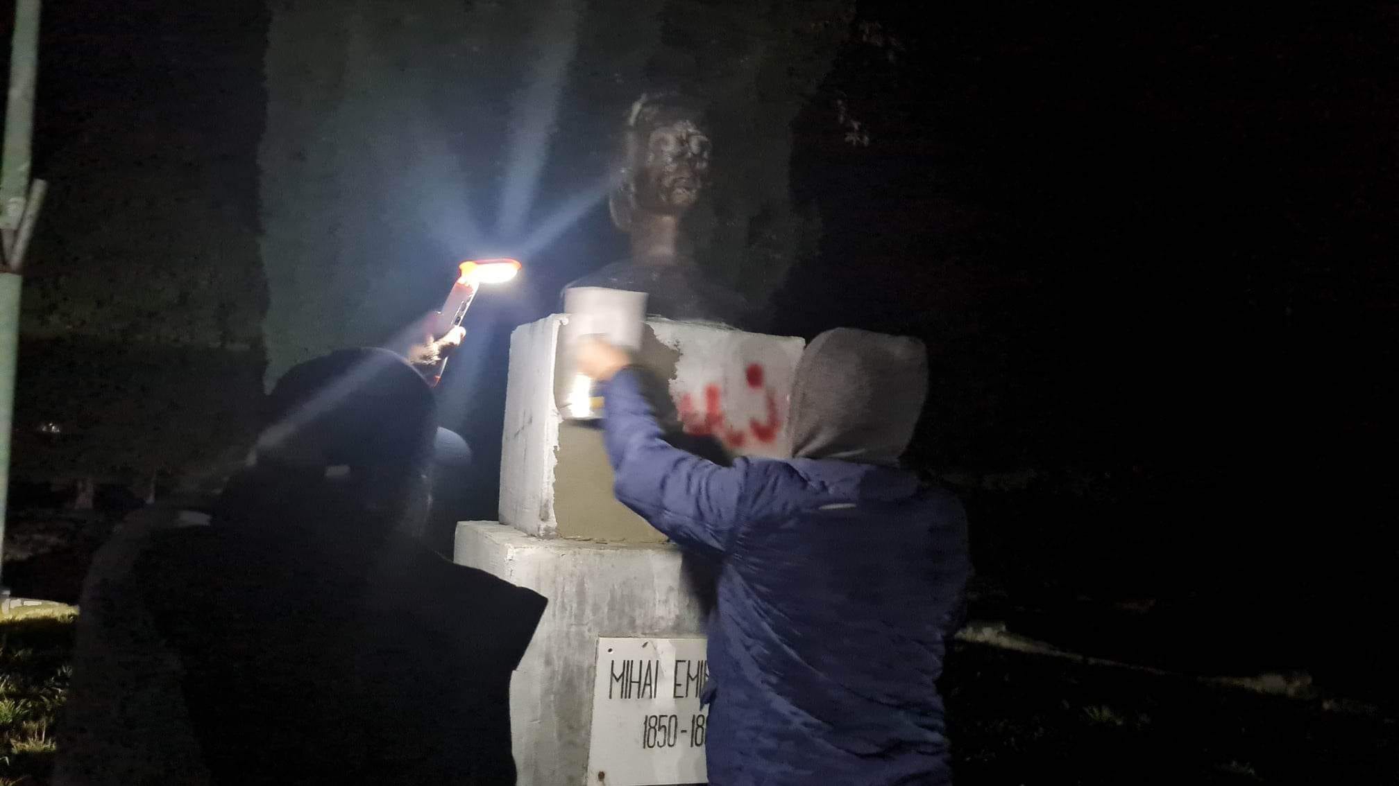 Statuia lui Mihai Eminescu din Orșova, vandalizată cu mesaje obscene. Poliția îi caută pe vinovați
