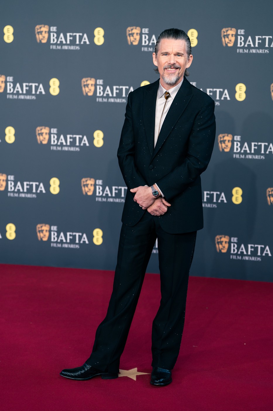 Topul celor mai prost îmbrăcate vedete la Premiile BAFTA 2026. Un actor a purtat un costum cu detalii ce imitau mătreața, iar o actriță a avut o rochie suport pentru pahare