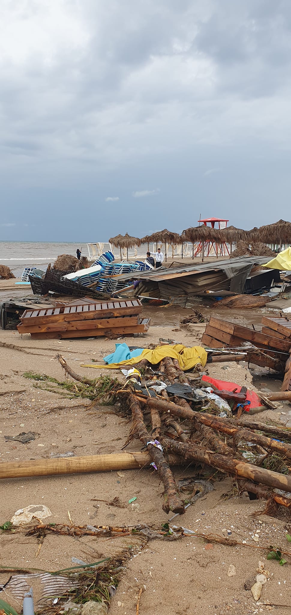 Urmările ploilor puternice de pe litoral. La Mangalia au căzut 200 l/mp. Maşini luate de apă, inundaţii în mai multe staţiuni: dezastru la Venus şi Vama Veche | FOTO