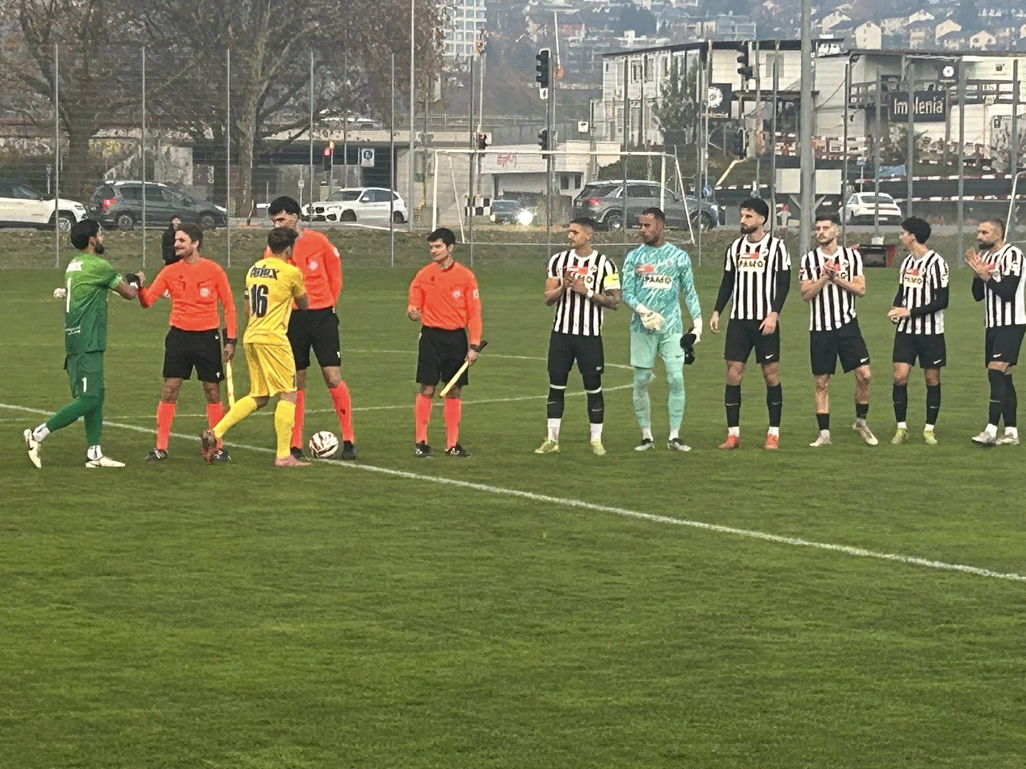 Cum arată un derby din Liga 3 din Elveția. De la 0-3 la 3-3, intrări tari, 2 „roșii”, patronul-antrenor eliminat de pe bancă: „Nu e ca Gigi Becali, chiar are licență”